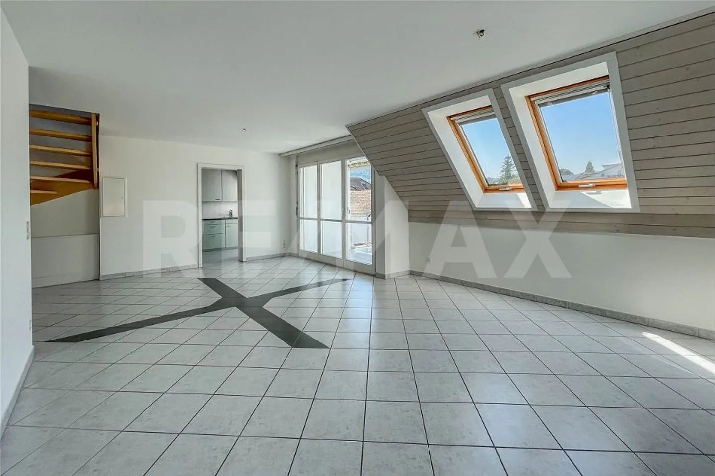 Ampio appartamento duplex di 5,5 locali in una posizione centrale e tranquilla - Foto 3 di 13
