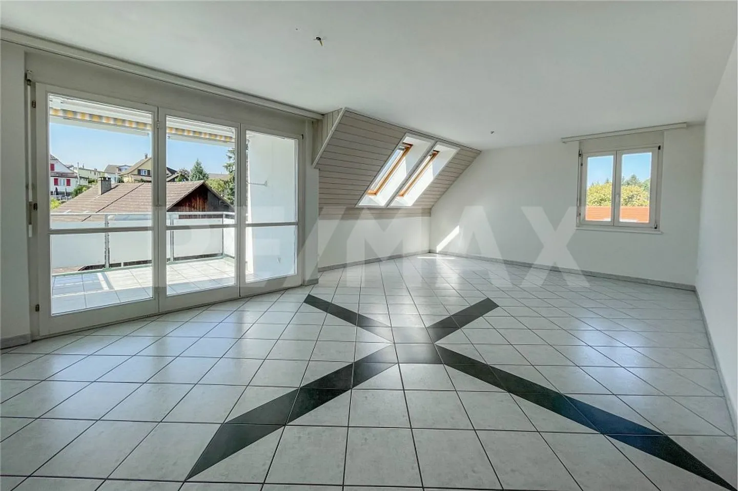 Ampio appartamento duplex di 5,5 locali in una posizione centrale e tranquilla - Foto 4 di 13