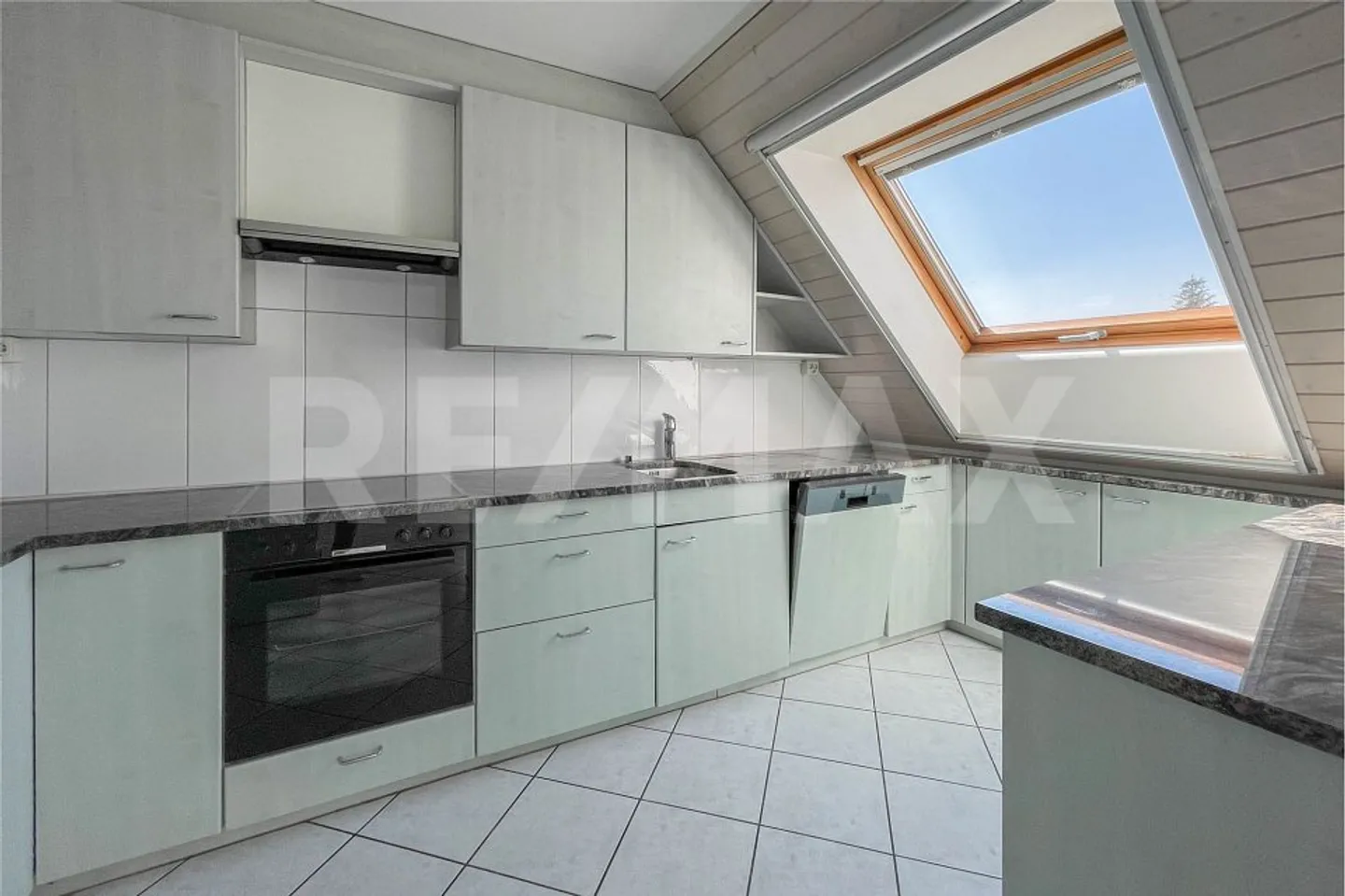 Ampio appartamento duplex di 5,5 locali in una posizione centrale e tranquilla - Foto 6 di 13