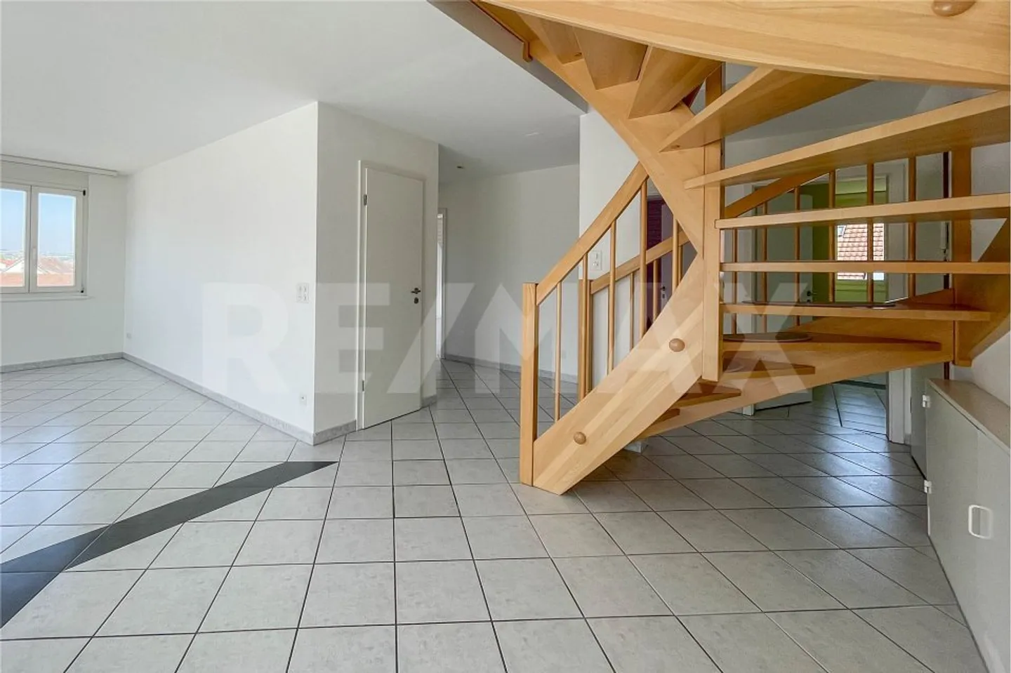 Ampio appartamento duplex di 5,5 locali in una posizione centrale e tranquilla - Foto 7 di 13