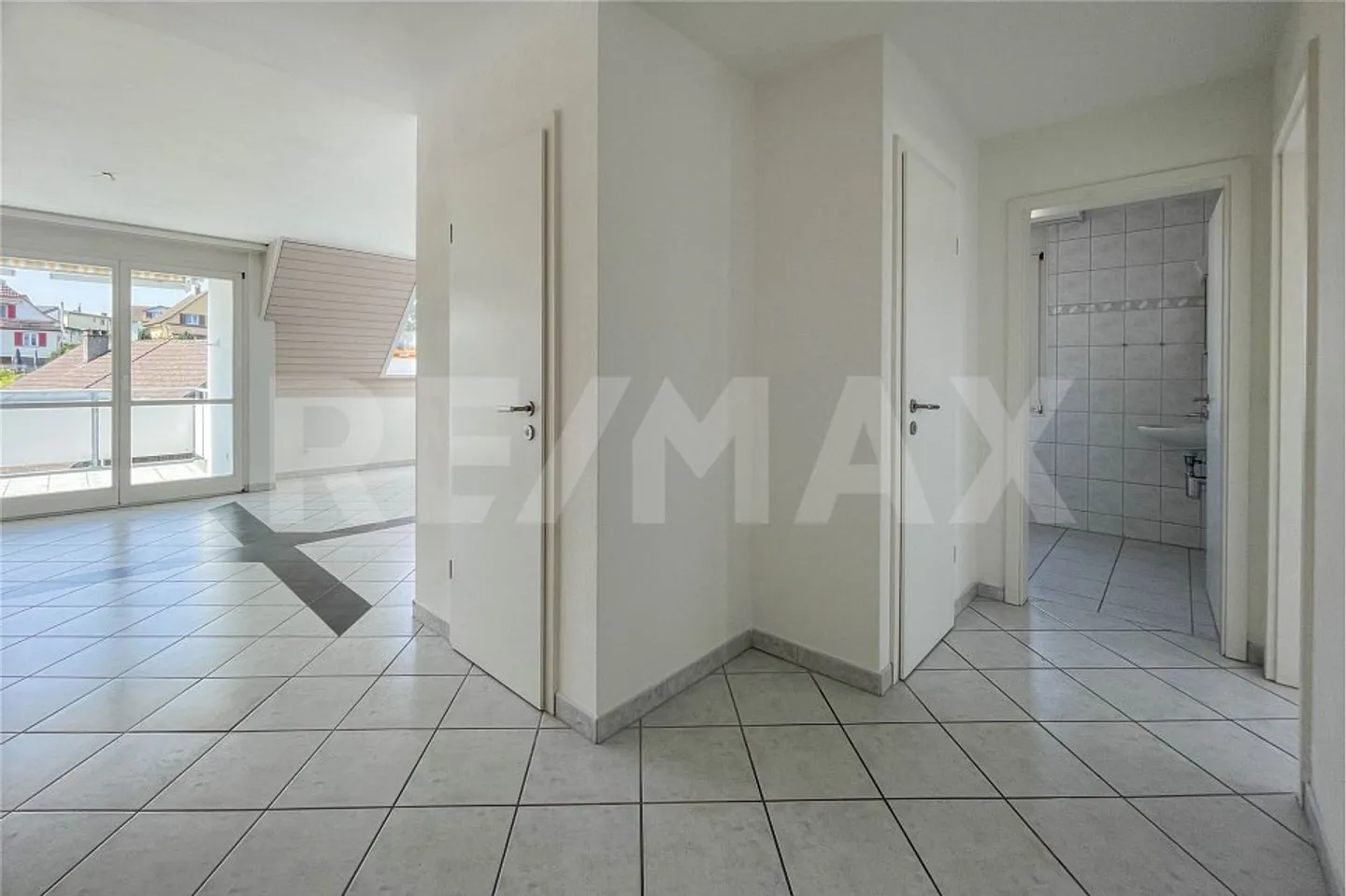 Ampio appartamento duplex di 5,5 locali in una posizione centrale e tranquilla - Foto 8 di 13