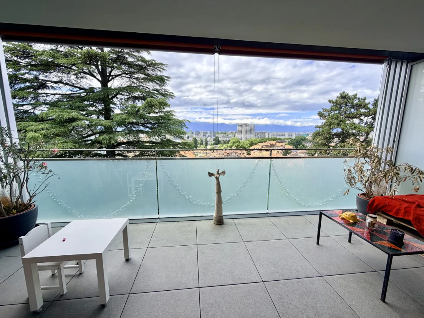 Contemporary apartment with dominant view of Geneva, in a green setting - Photo 6 of 9
