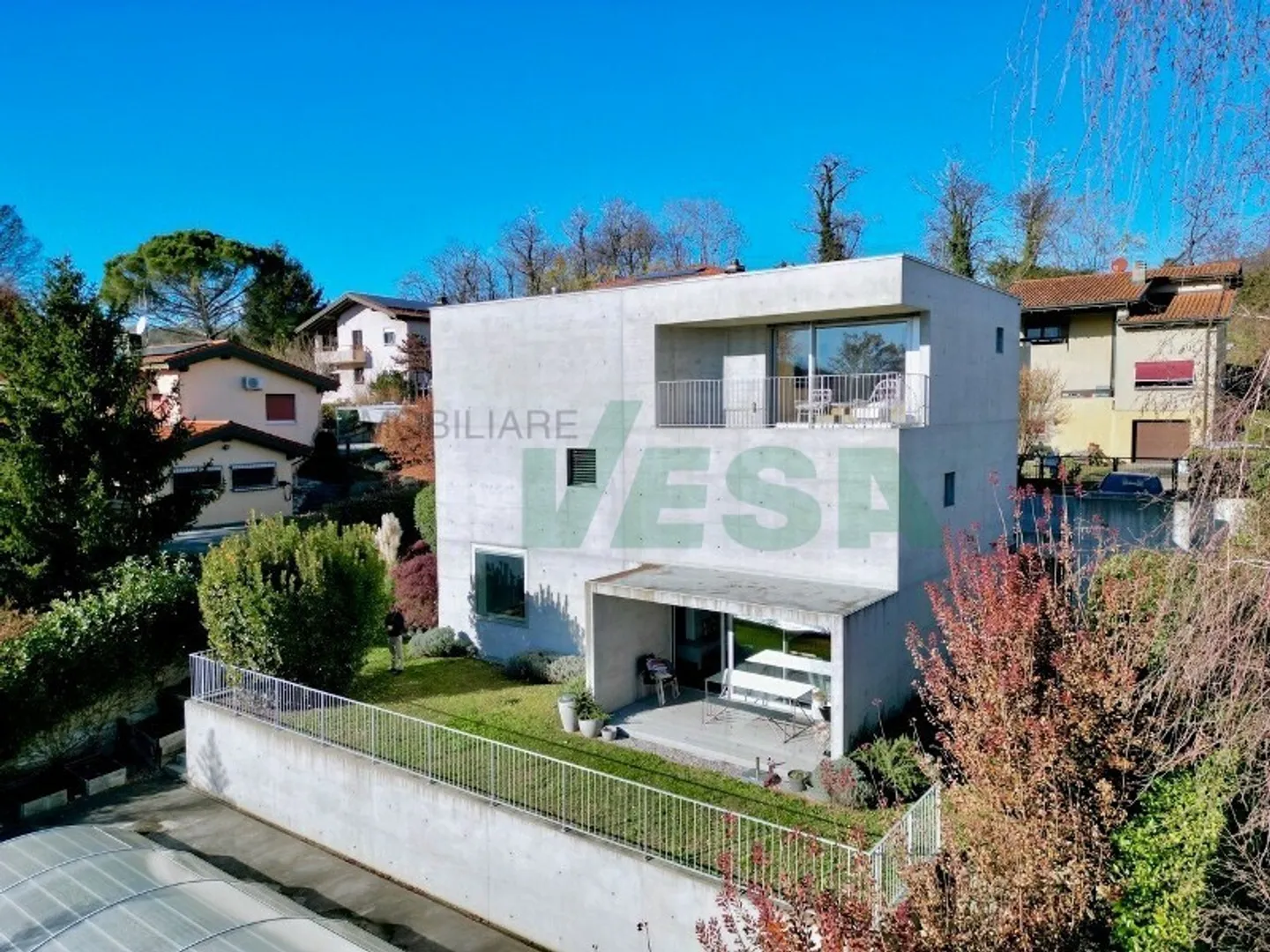 Moderna, elegante e luminosa villa con piscina e bella vista aperta - Foto 1 di 13