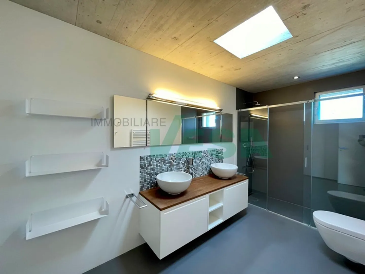 Moderna, elegante e luminosa villa con piscina e bella vista aperta - Foto 9 di 13