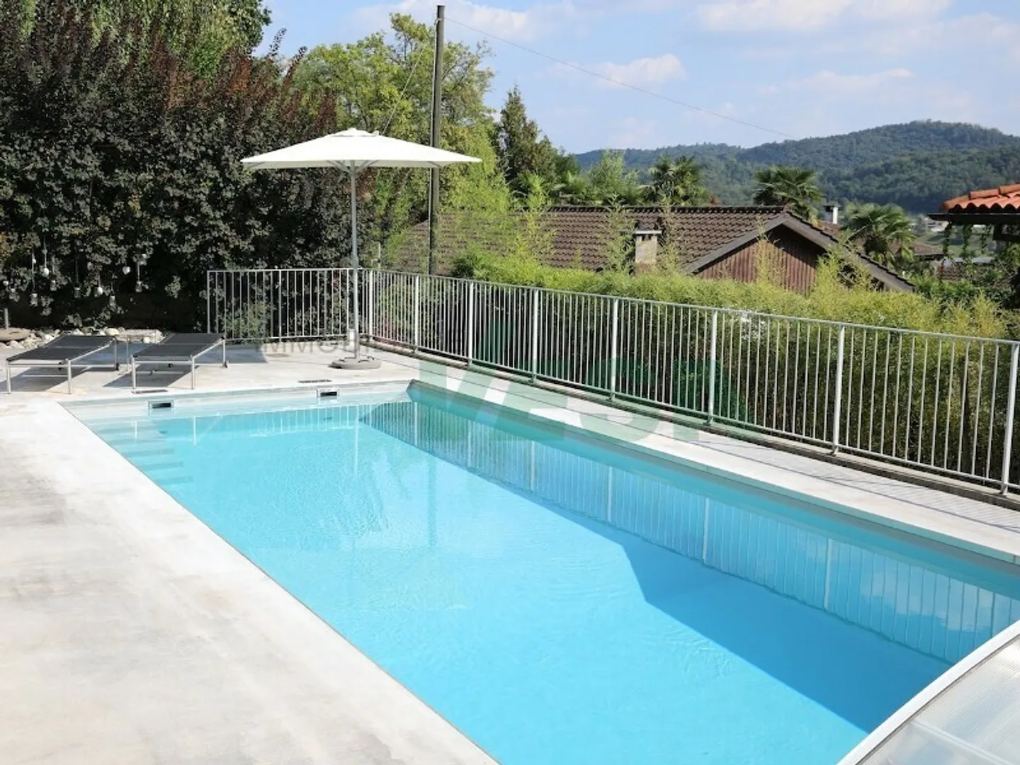 Moderna, elegante e luminosa villa con piscina e bella vista aperta - Foto 5 di 13