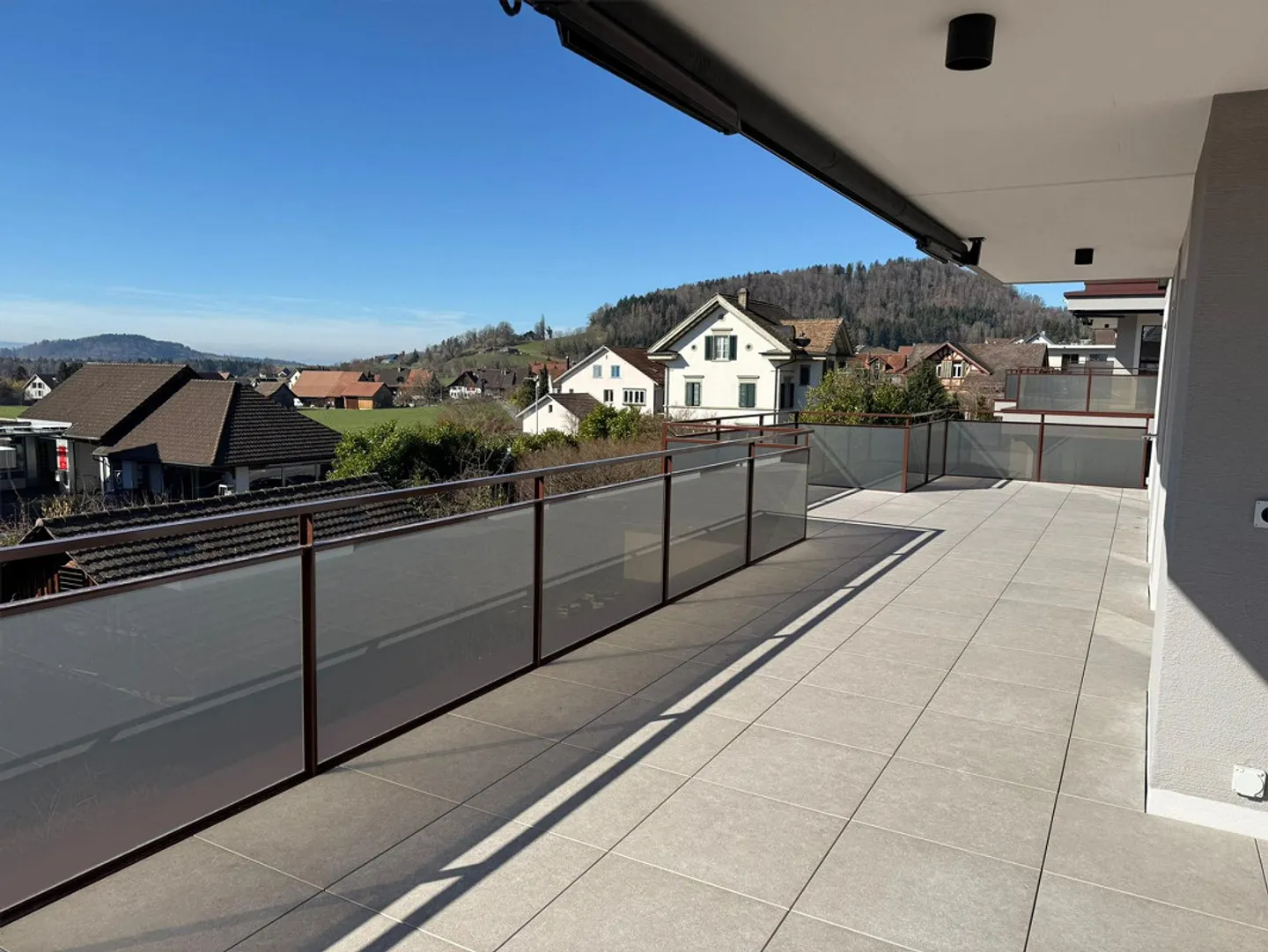 Appartement en attique moderne de 3,5 pièces - occasion unique - Photo 1 sur 5