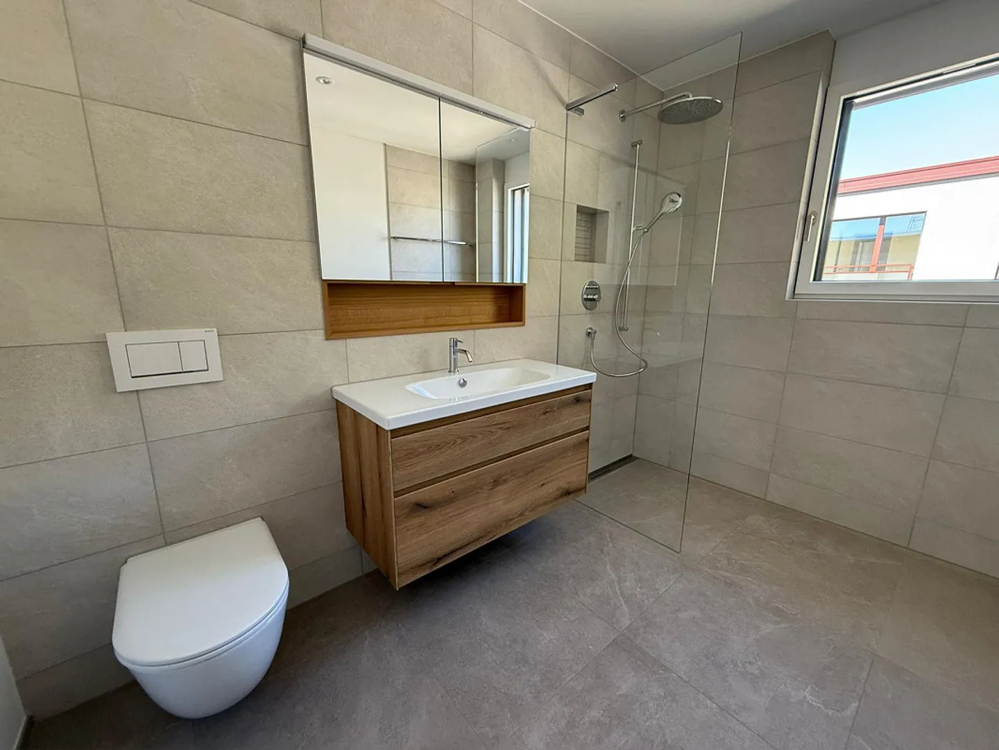 Appartement en attique moderne de 3,5 pièces - occasion unique - Photo 5 sur 5