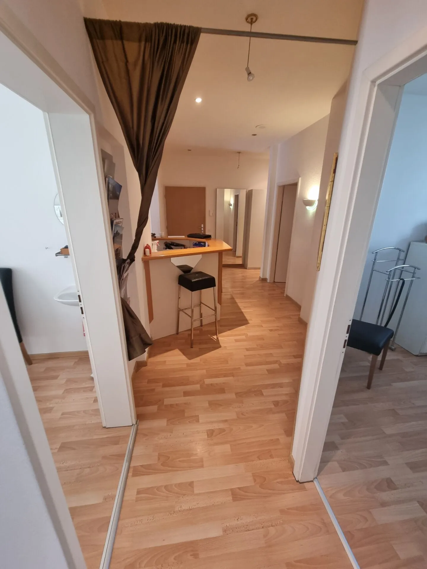 Eigerplatz - Espace commercial lumineux et spacieux avec 8 chambres à louer ! - Photo 2 sur 12