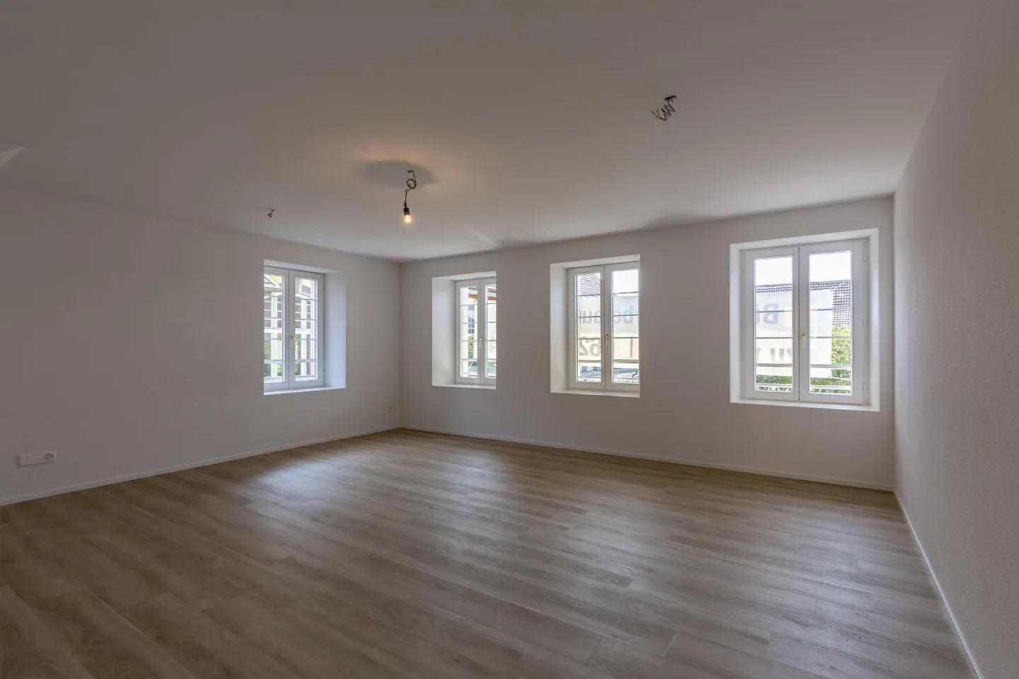 Espace commercial moderne dans un emplacement de choix pour bureau/pratique/atelier - Photo 1 sur 11