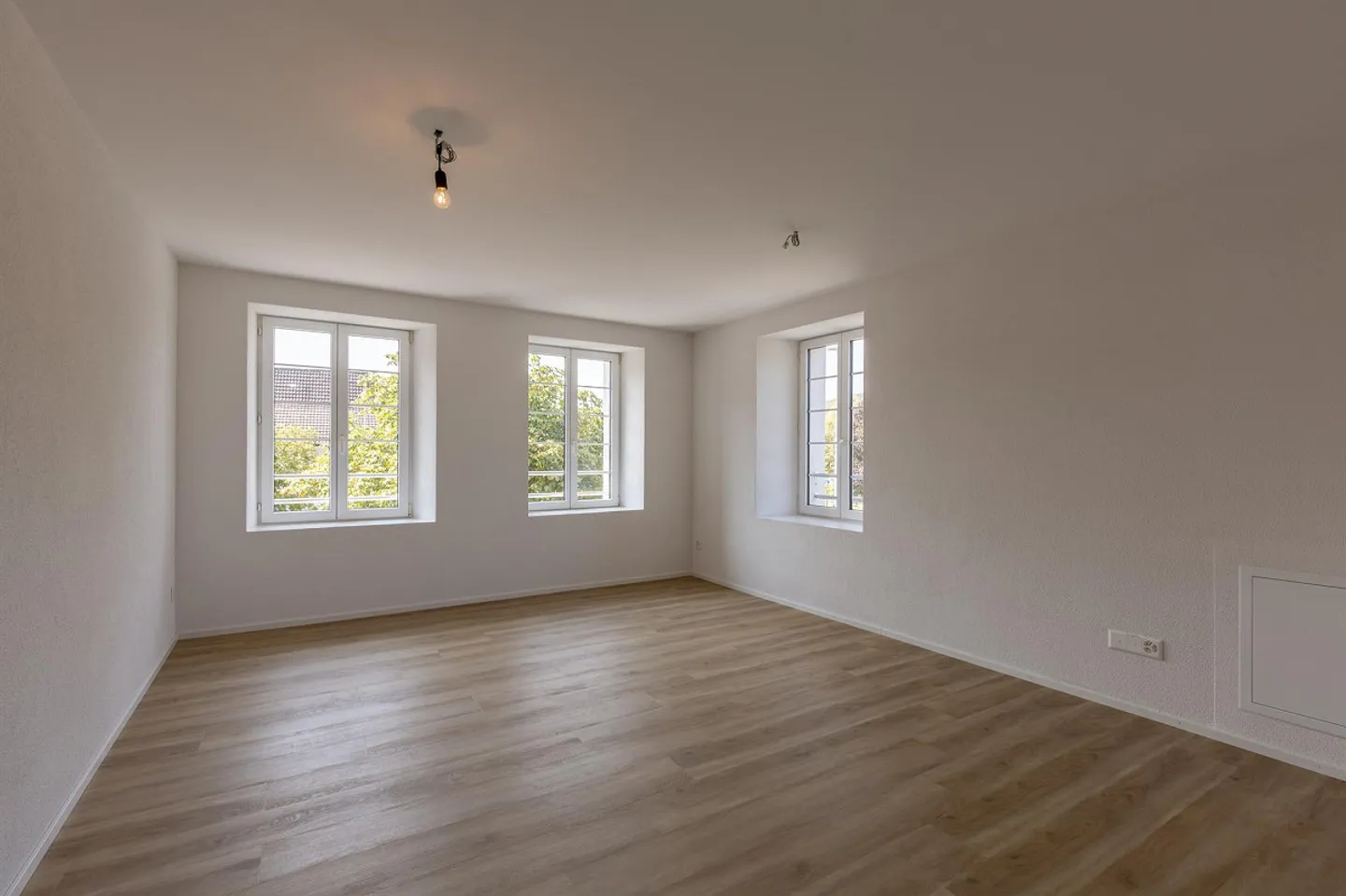 Espace commercial moderne dans un emplacement de choix pour bureau/pratique/atelier - Photo 2 sur 11