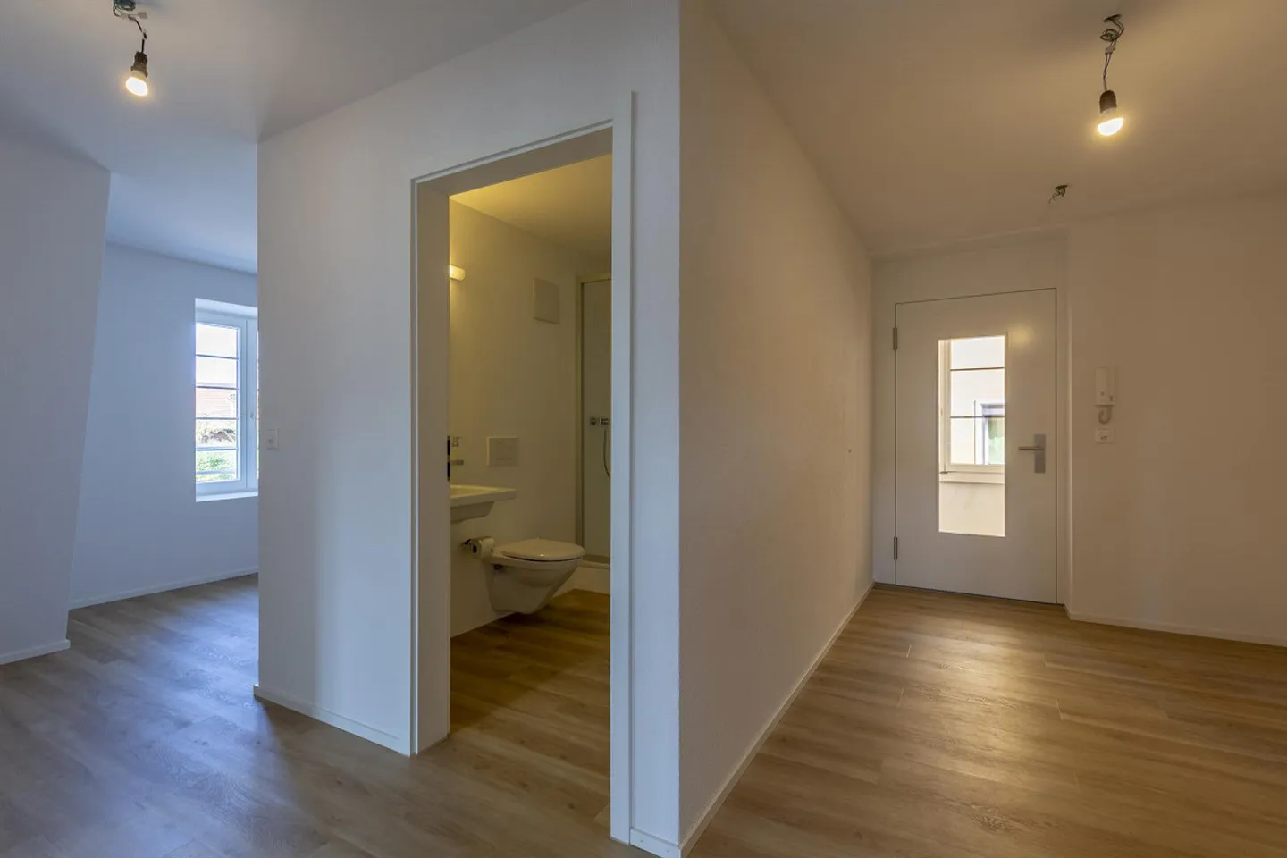 Espace commercial moderne dans un emplacement de choix pour bureau/pratique/atelier - Photo 3 sur 11