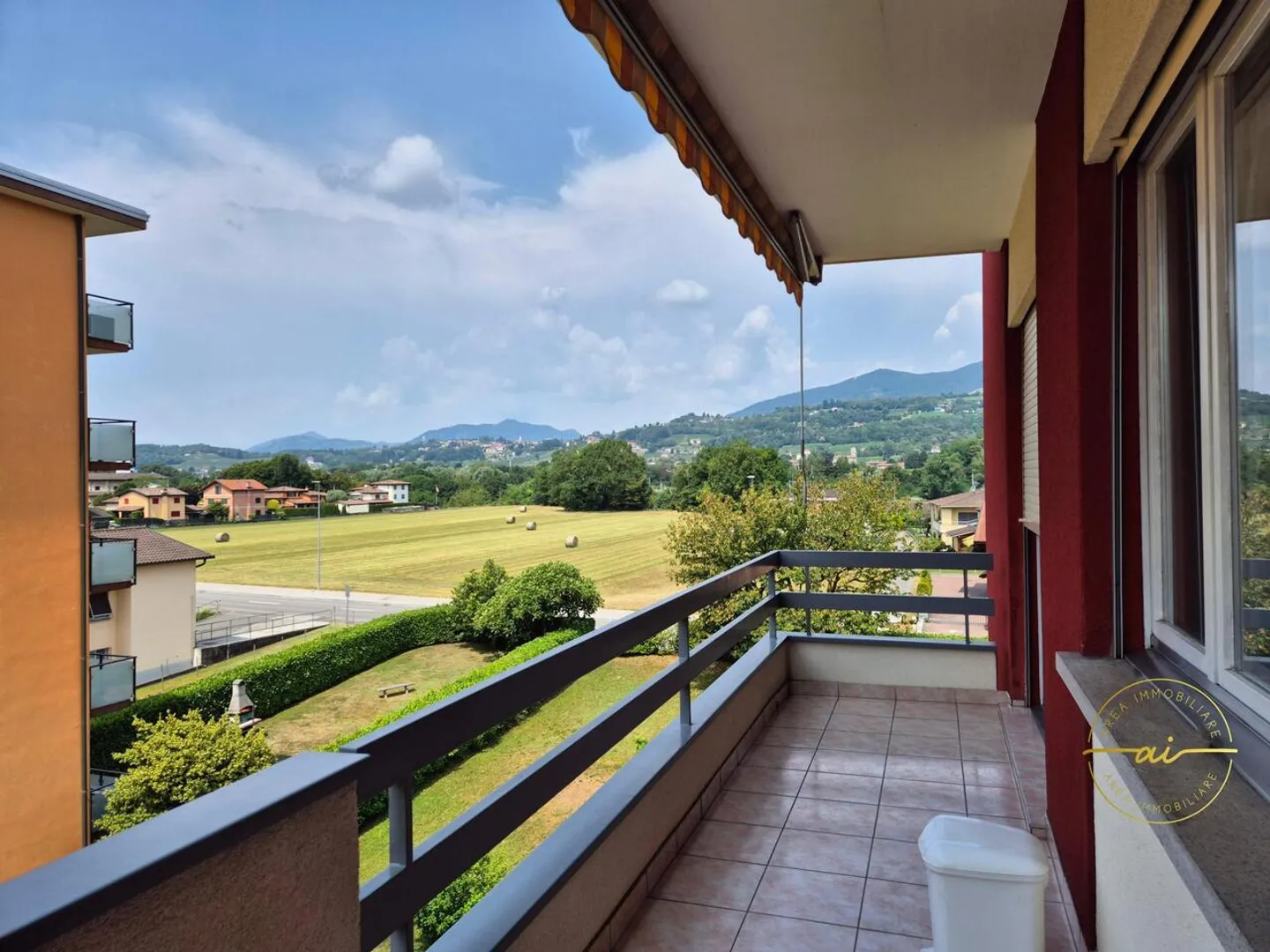APPARTAMENTO 3.5 LOCALI CON DUE BALCONI E VISTA APERTA - Foto 1 di 9