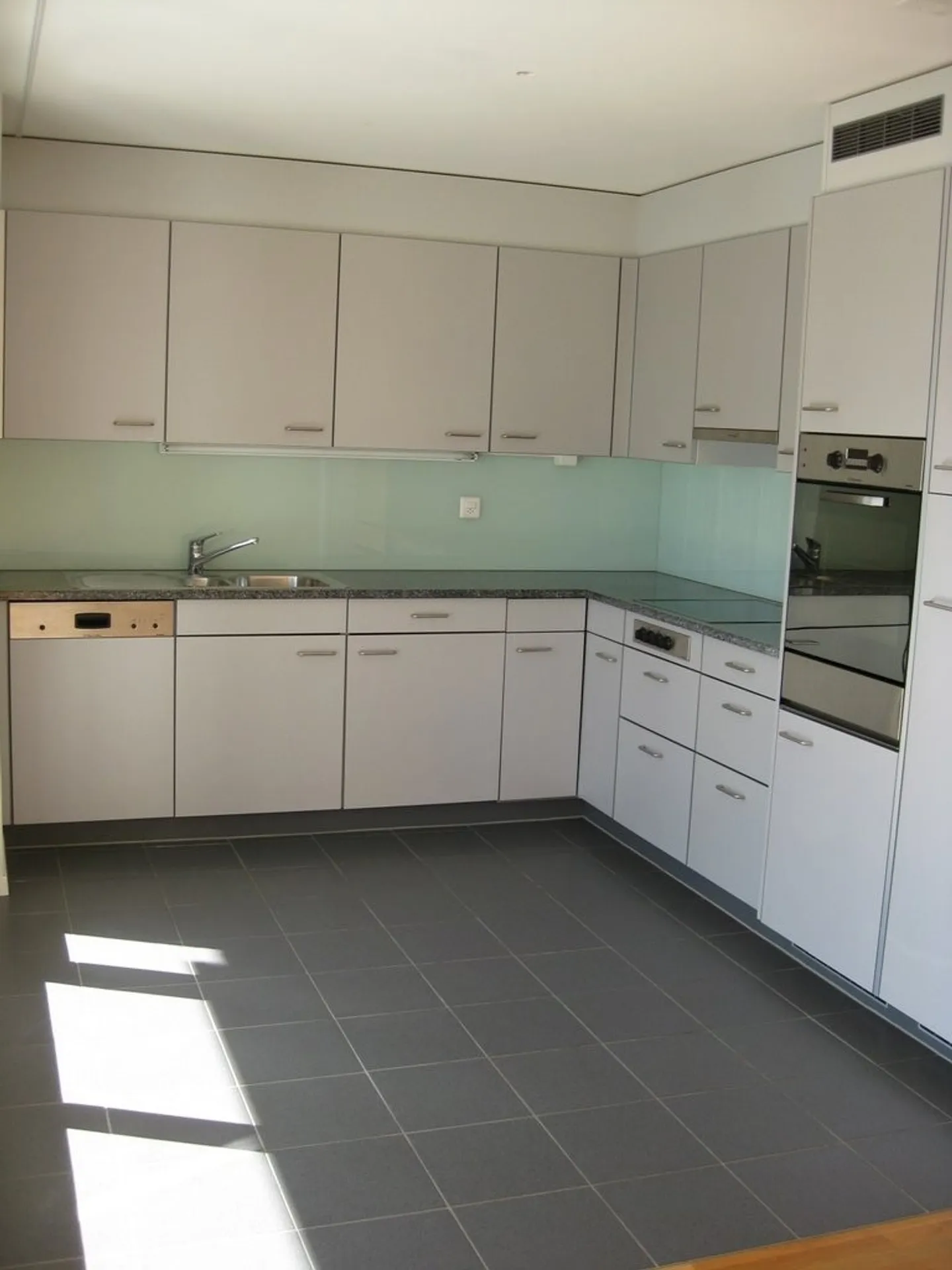 Moderne Wohnung mit sonnigem Balkon - Foto 4 von 7