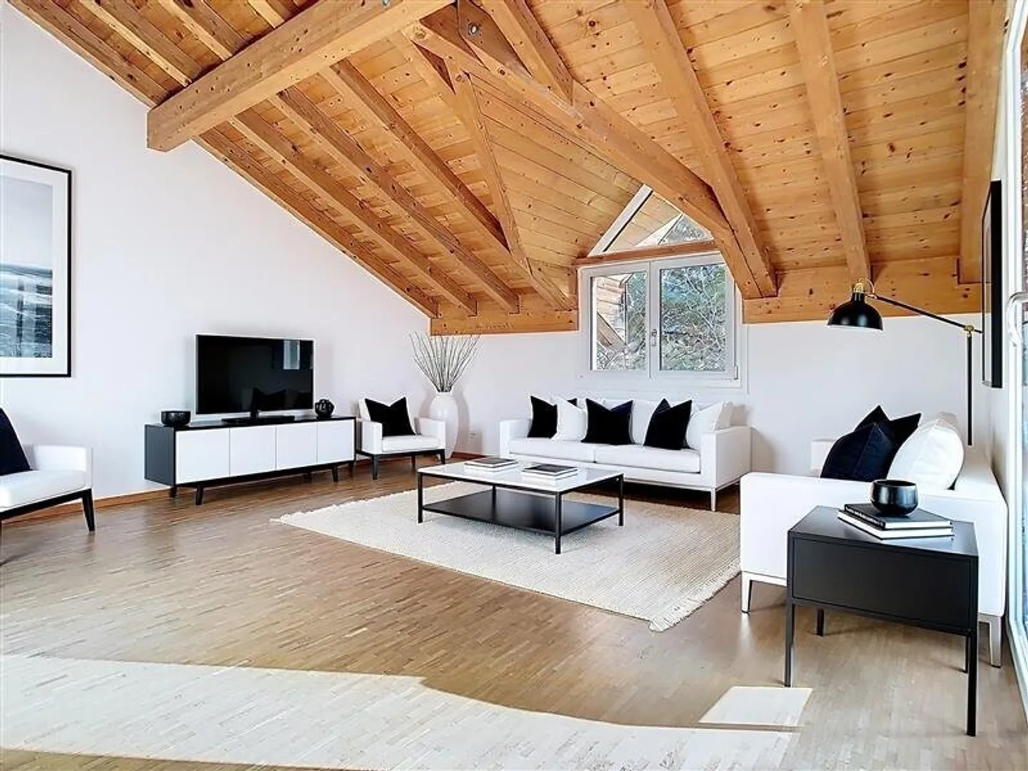 Charming Apartment - Photo 1 of 13