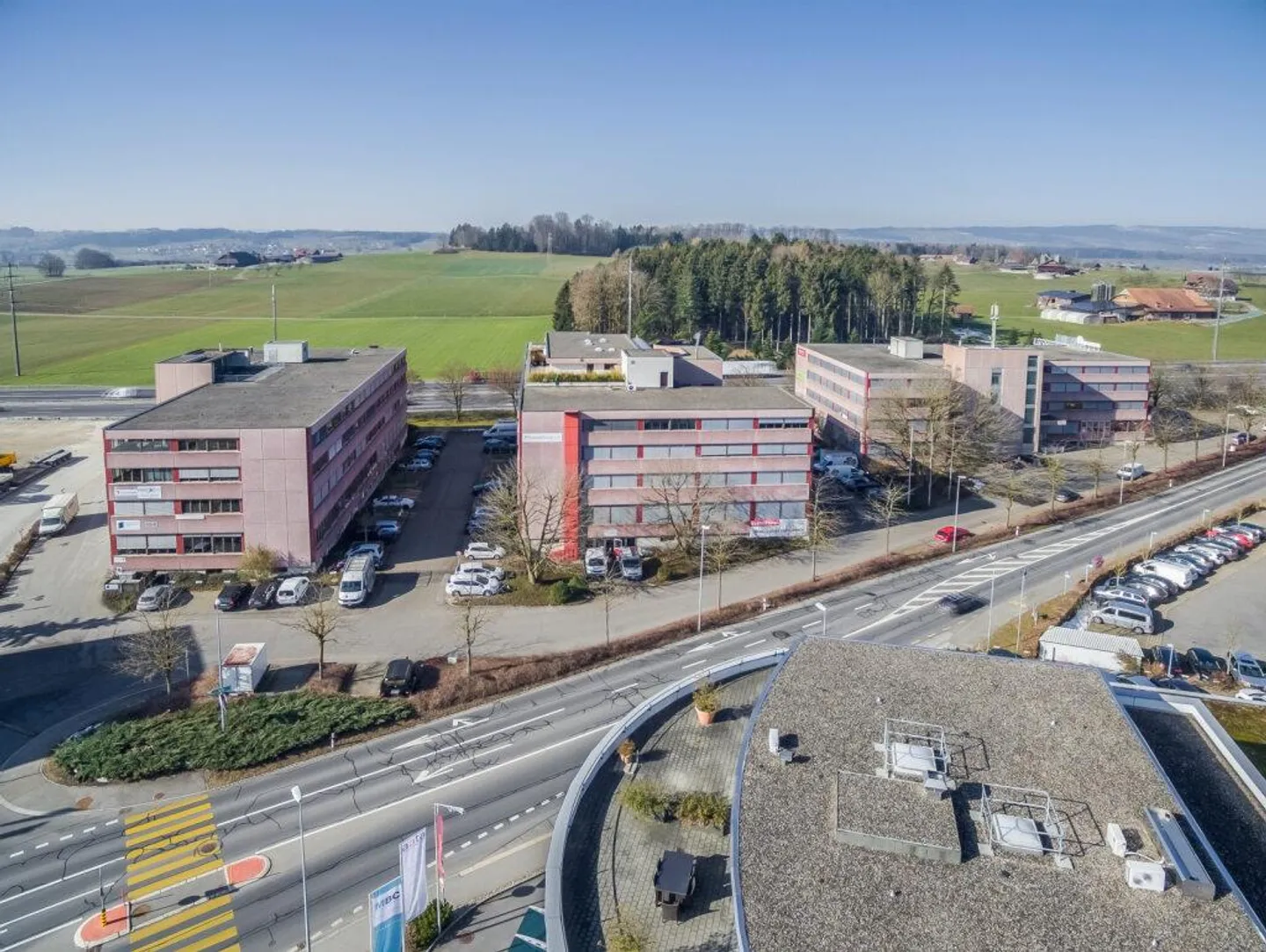 Working and Storing on an Area - Photo 2 of 6