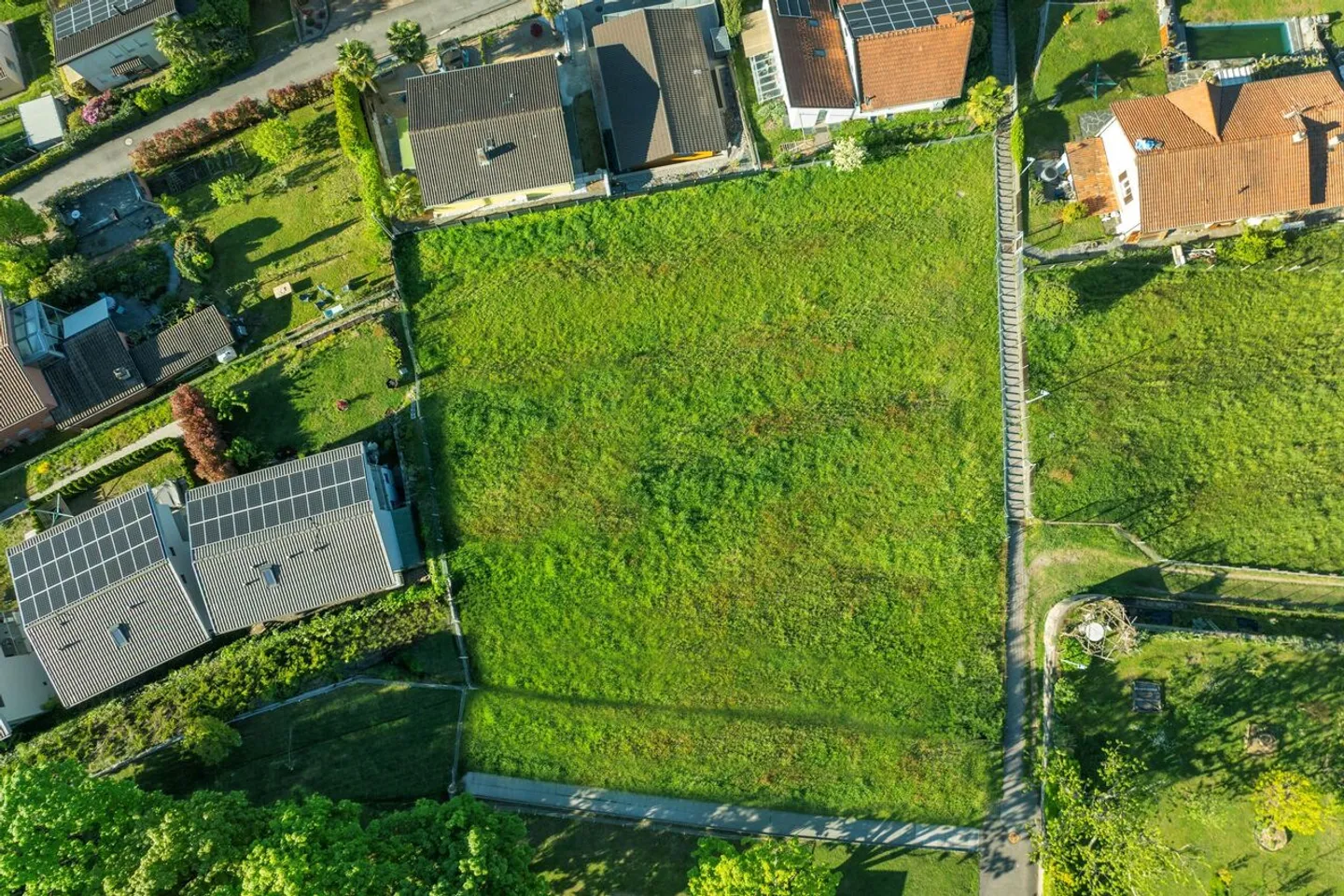 Terrain constructible disponible dans un emplacement privilégié - Photo 3 sur 4