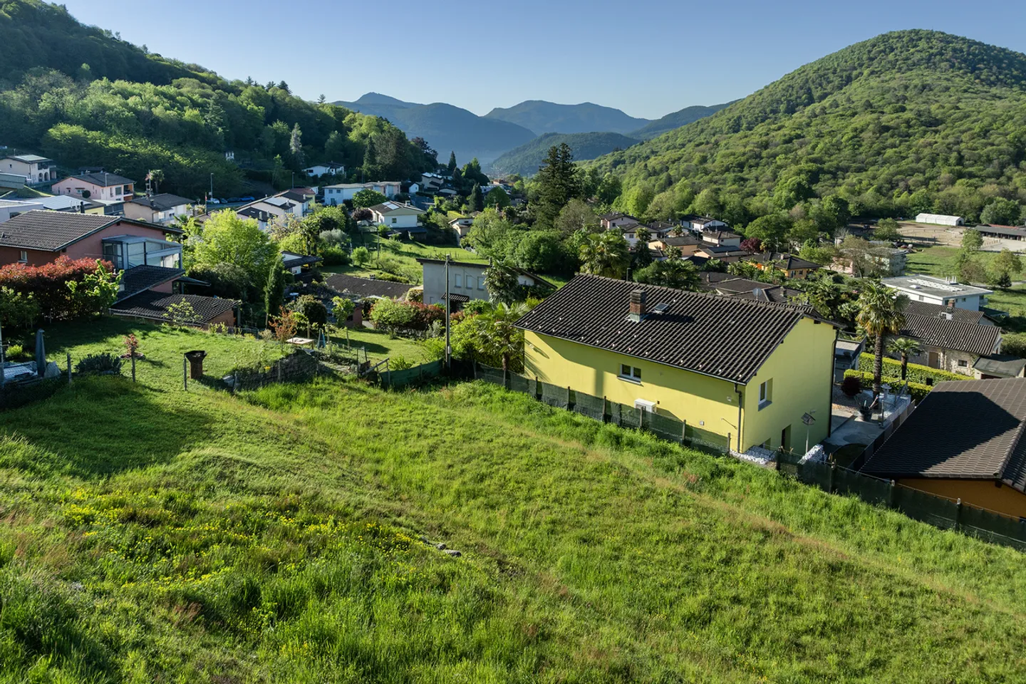 Terrain constructible disponible dans un emplacement privilégié - Photo 2 sur 4