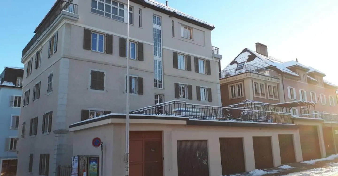 Superbo appartamento luminoso di 3 stanze con un lungo balcone a "L" - Foto 1 di 9