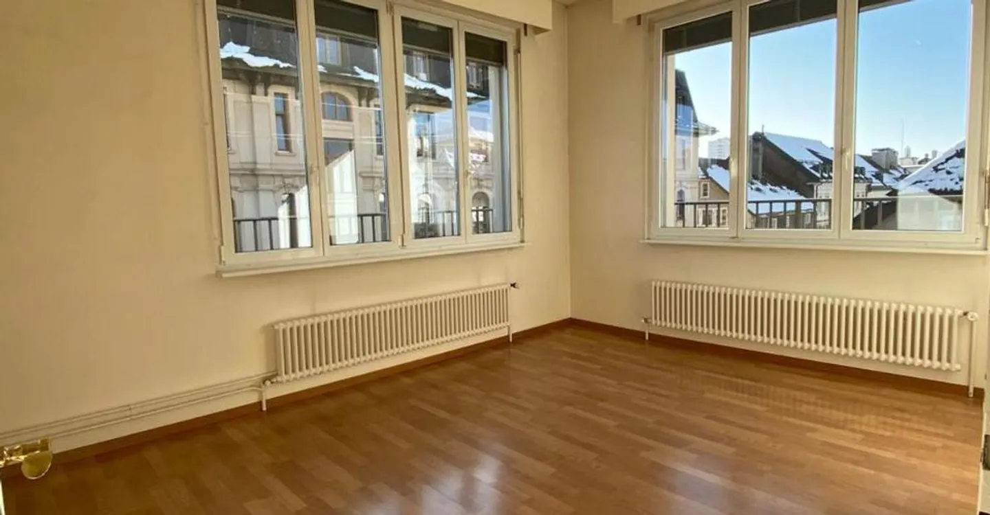 Superbo appartamento luminoso di 3 stanze con un lungo balcone a "L" - Foto 4 di 9