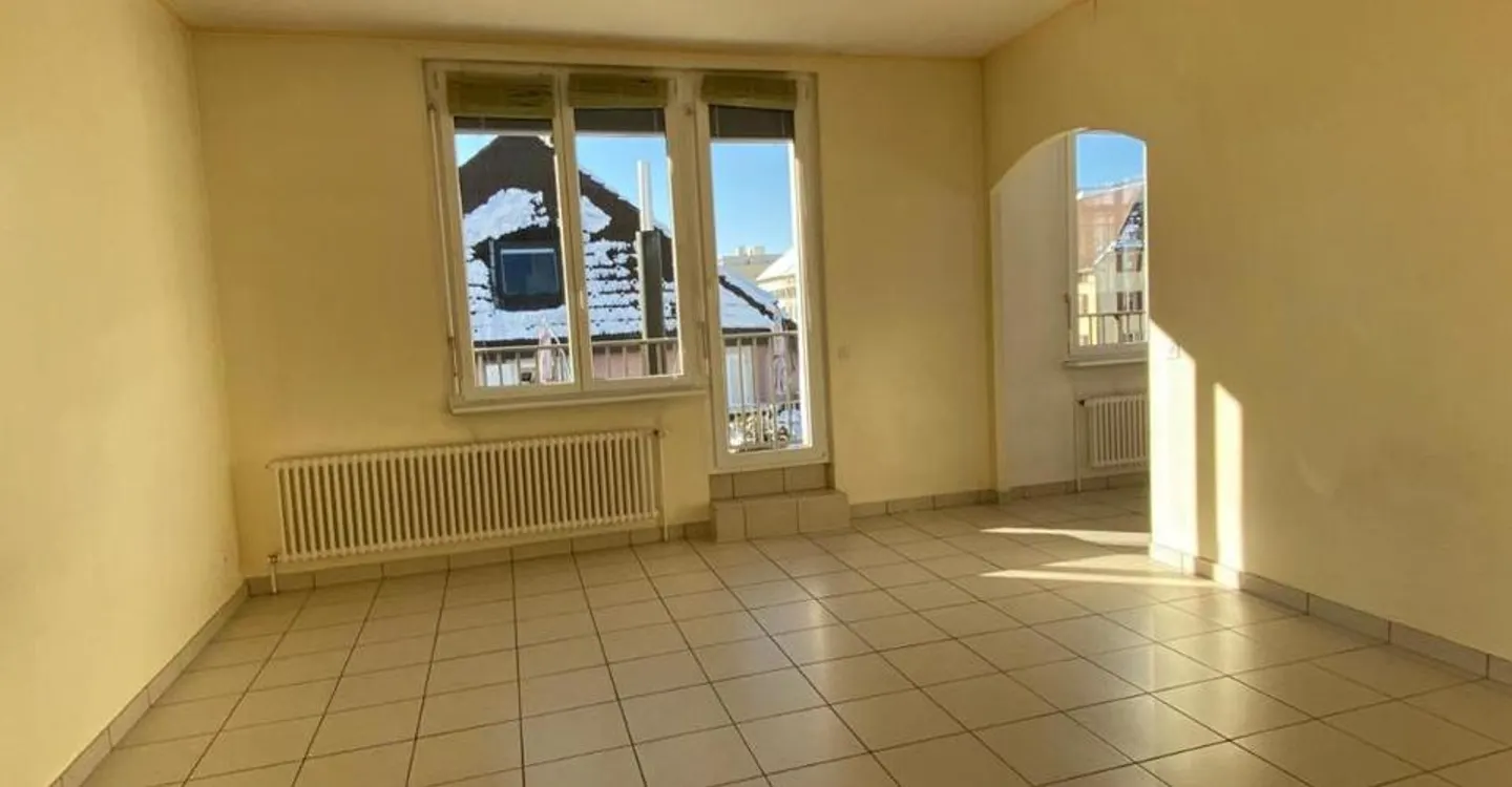 Superbo appartamento luminoso di 3 stanze con un lungo balcone a "L" - Foto 5 di 9