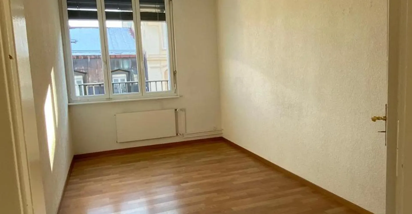 Superbo appartamento luminoso di 3 stanze con un lungo balcone a "L" - Foto 7 di 9