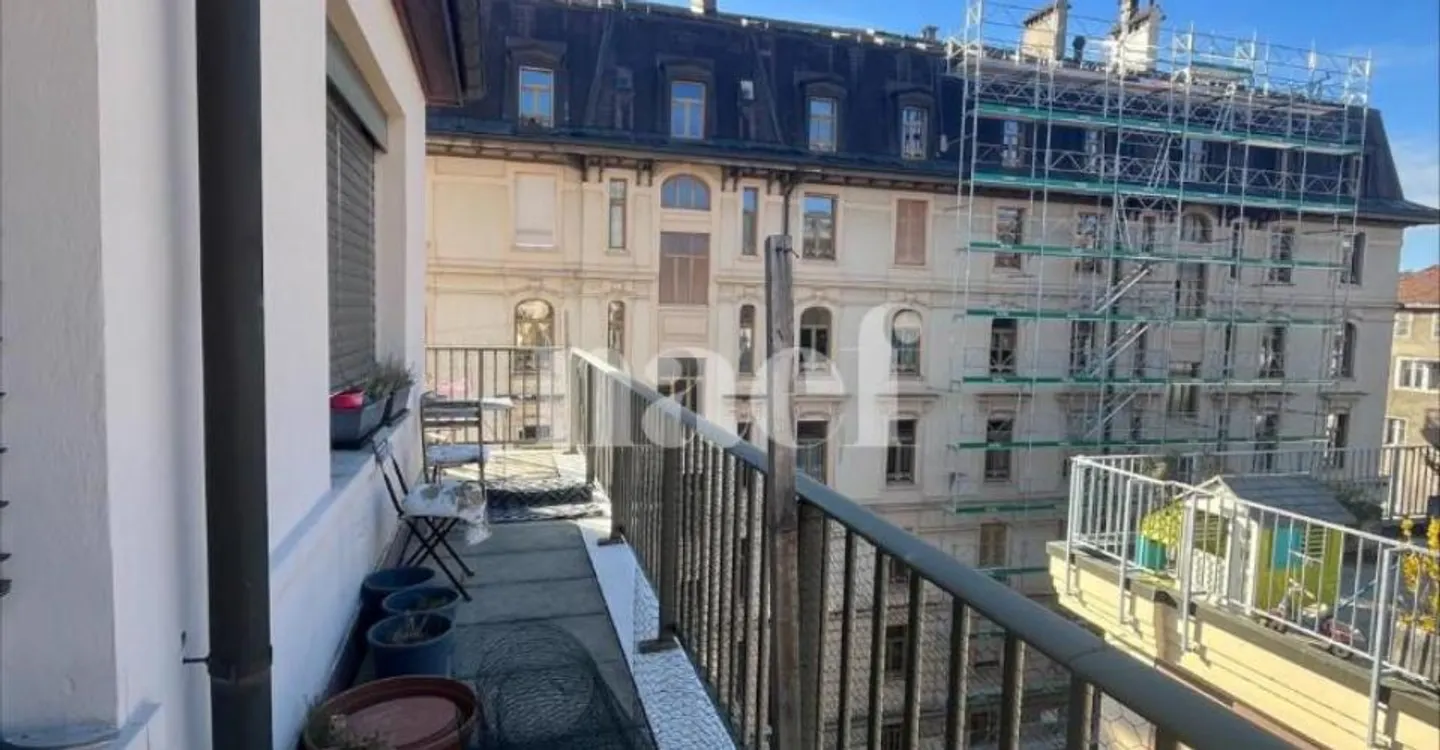 Superbo appartamento luminoso di 3 stanze con un lungo balcone a "L" - Foto 9 di 9