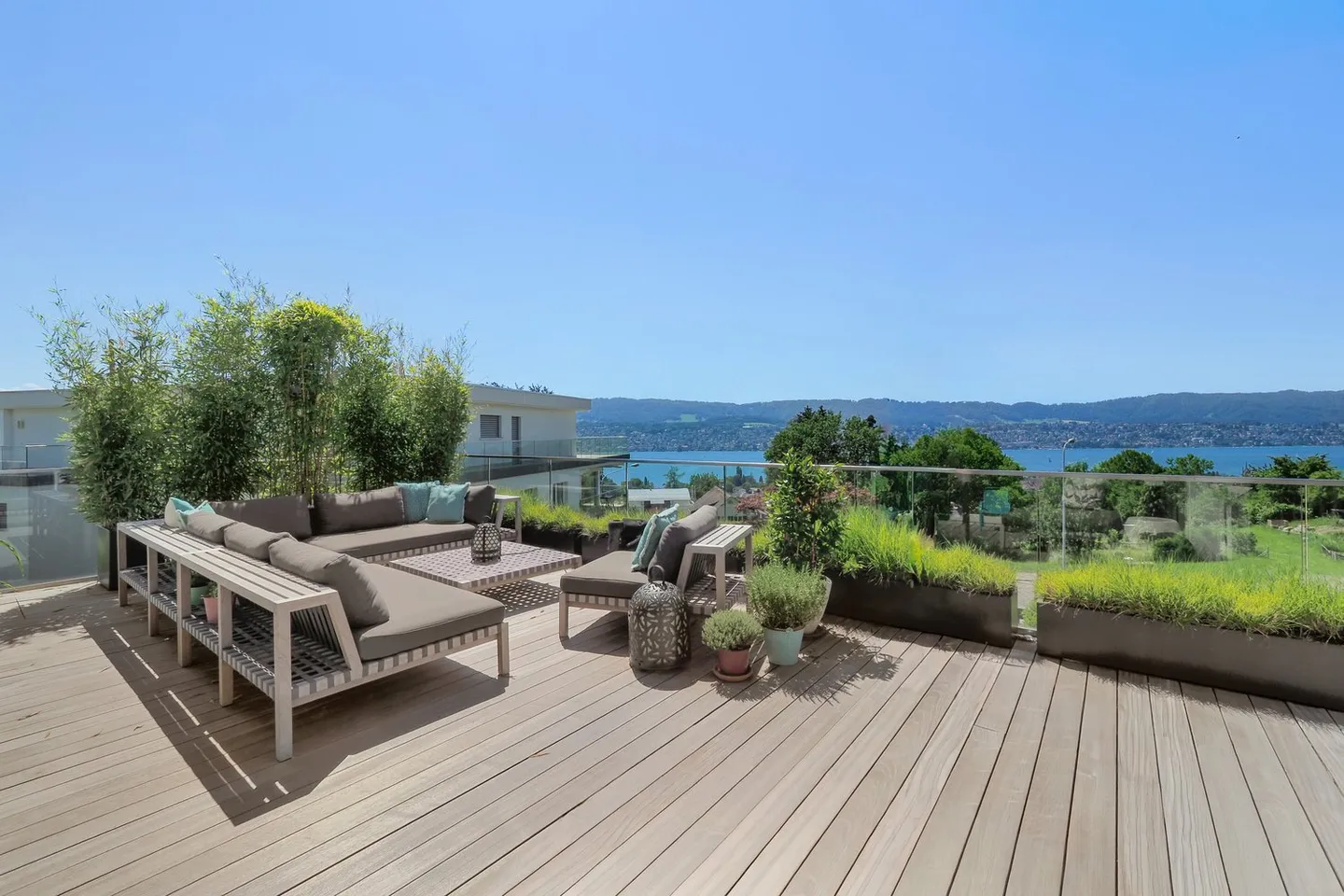 Unique 4.5-Room Penthouse Apartment with Stunning Lake View, Sun Terrace and Private Pool Area - Photo 3 of 8