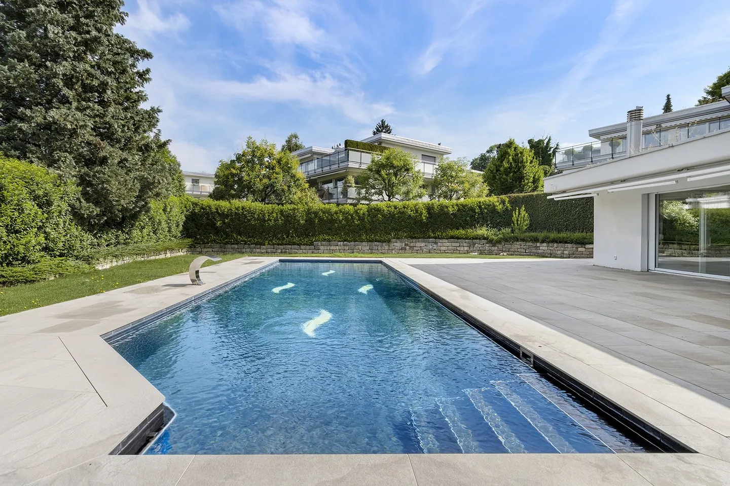 Unique 4.5-Room Penthouse Apartment with Stunning Lake View, Sun Terrace and Private Pool Area - Photo 5 of 8