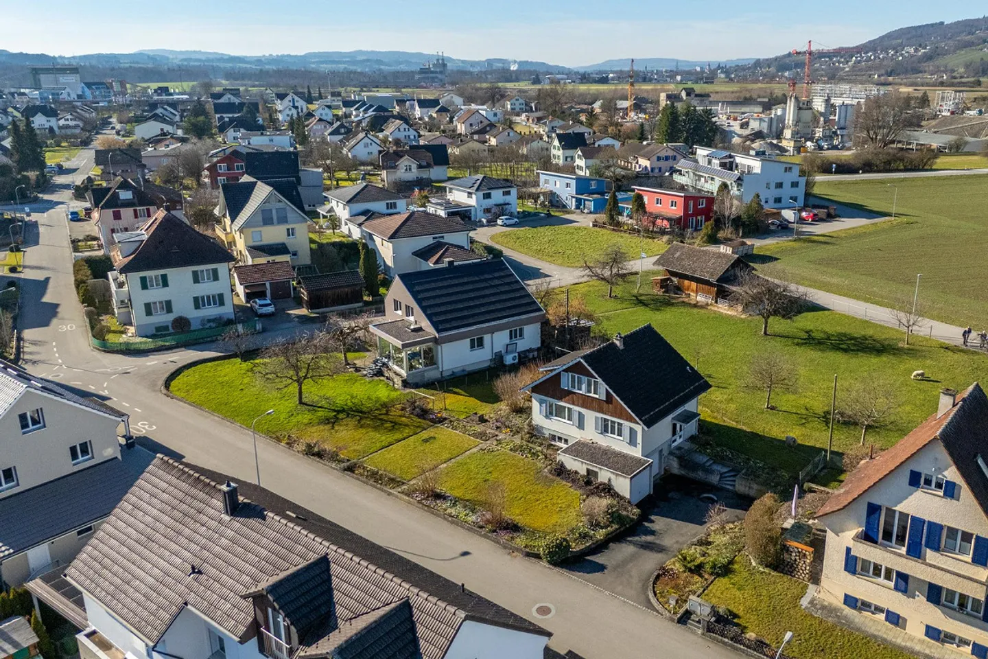 Maison individuelle compacte avec grand jardin - Photo 2 sur 16