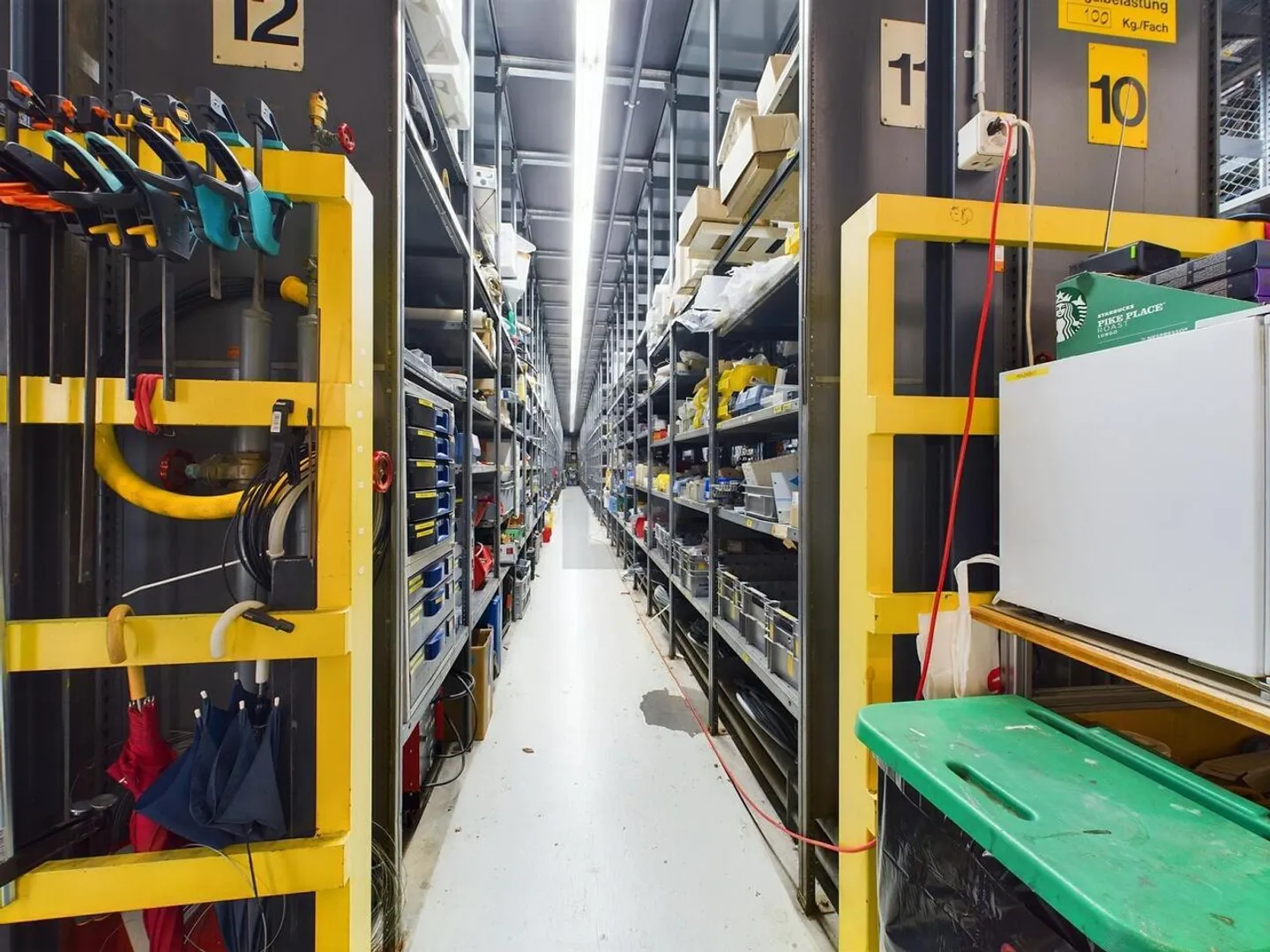 HIGH RACK WAREHOUSE IN AN IDEAL LOCATION - Photo 3 of 6