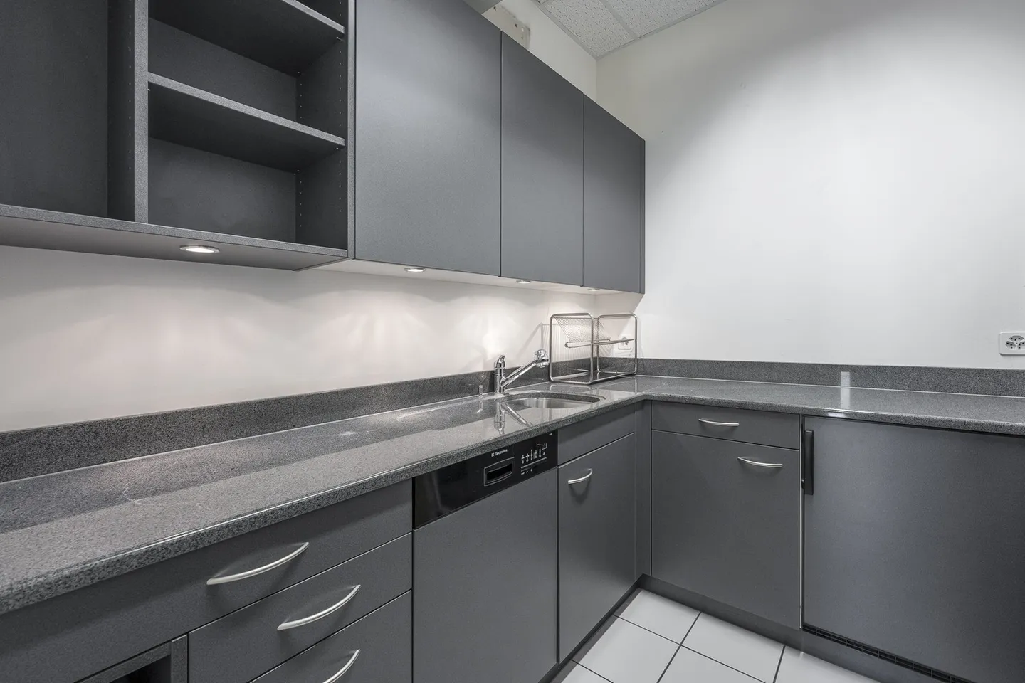 Office space for rent - Photo 8 of 12