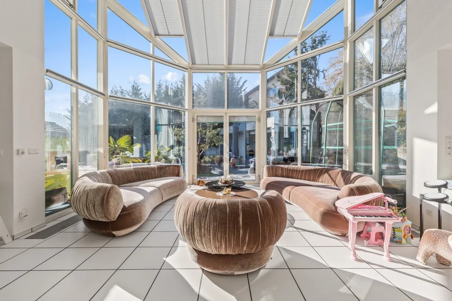 VILLA ESCLUSIVA CON PISCINA | 285 m² DI SUPERFICIE ABITABILE | 1'058 m² DI TERRENO - Foto 3 di 13