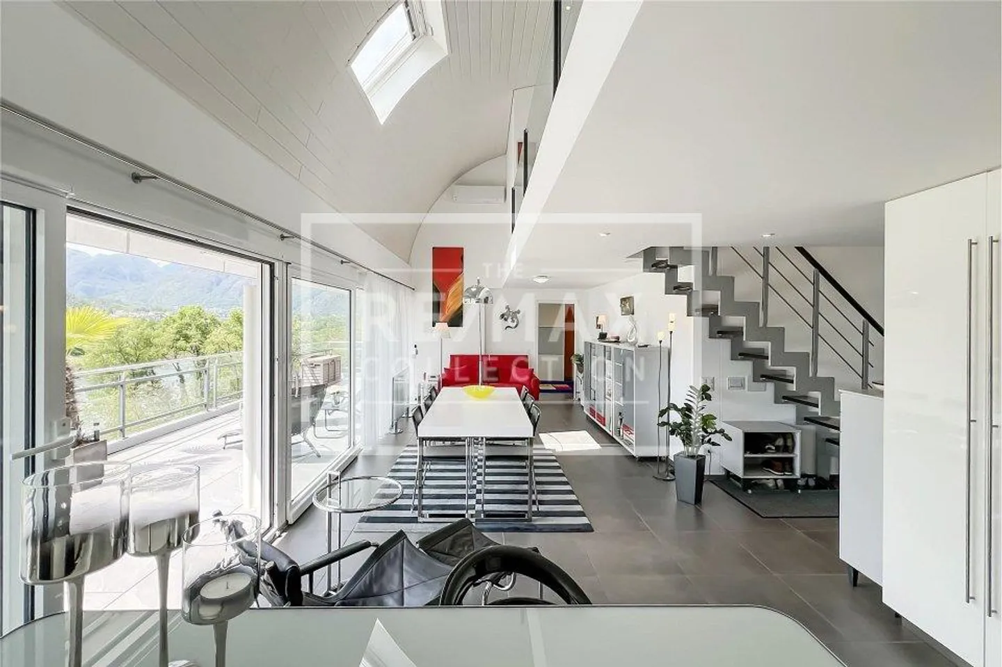 Duplex on the top floor - Photo 4 of 13