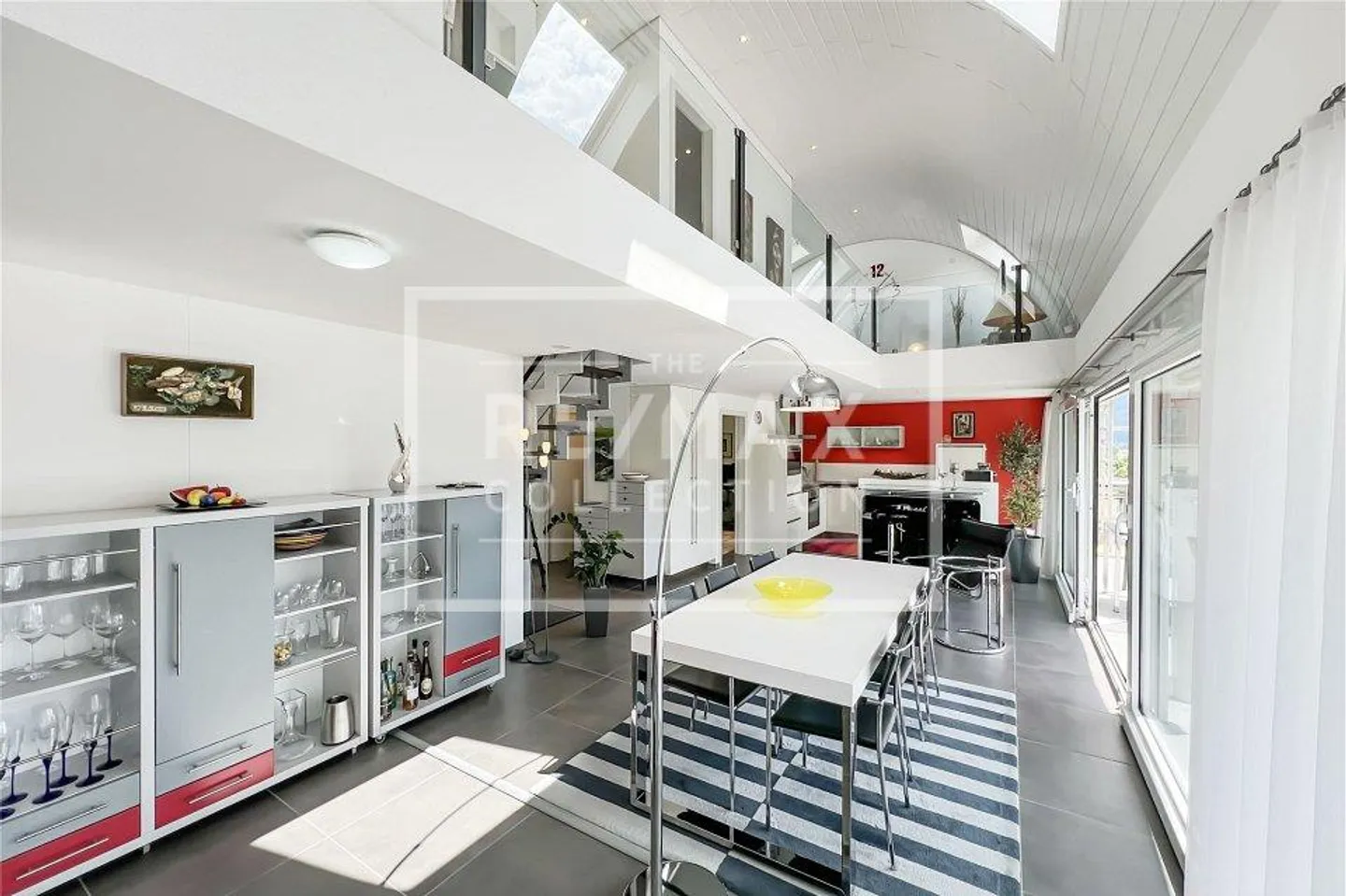 Duplex on the top floor - Photo 5 of 13