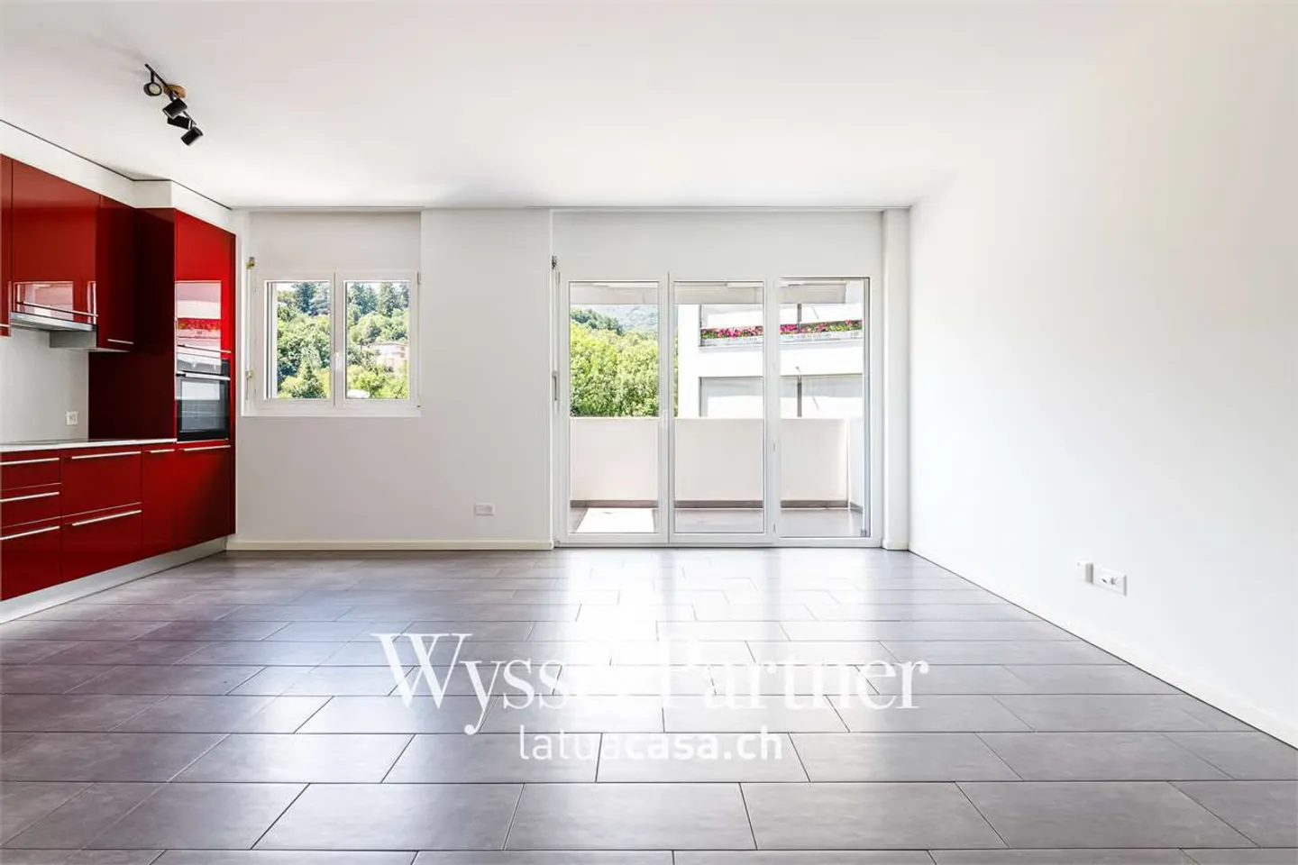 Ascona - Bright 3.5 rooms with large balcony and included parking - Photo 2 of 12