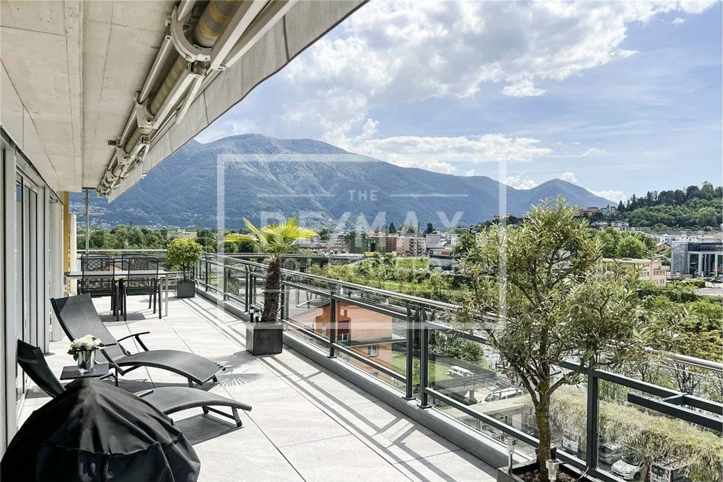 Duplex on the top floor - Photo 11 of 13