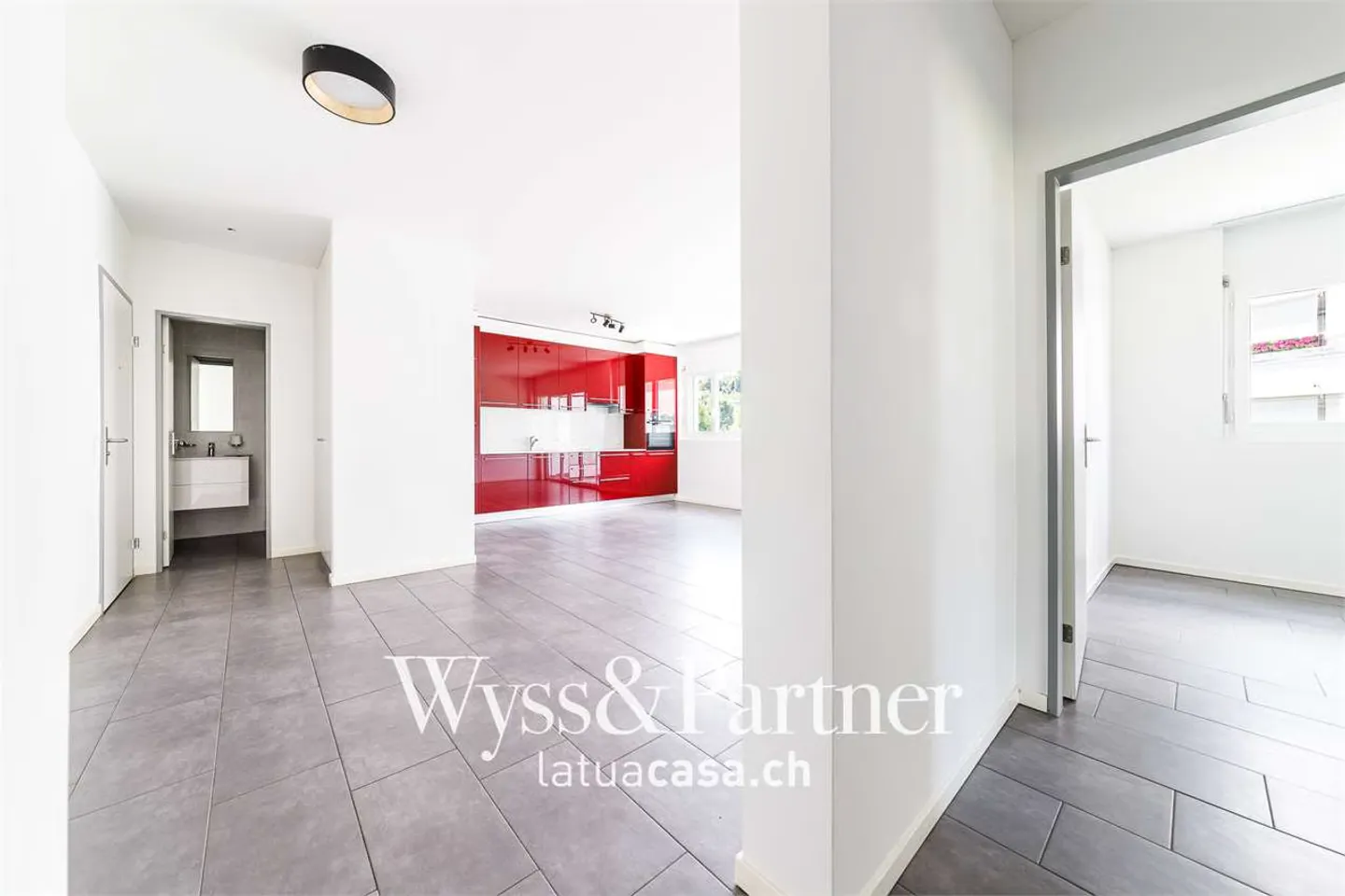 Ascona - Bright 3.5 rooms with large balcony and included parking - Photo 3 of 12