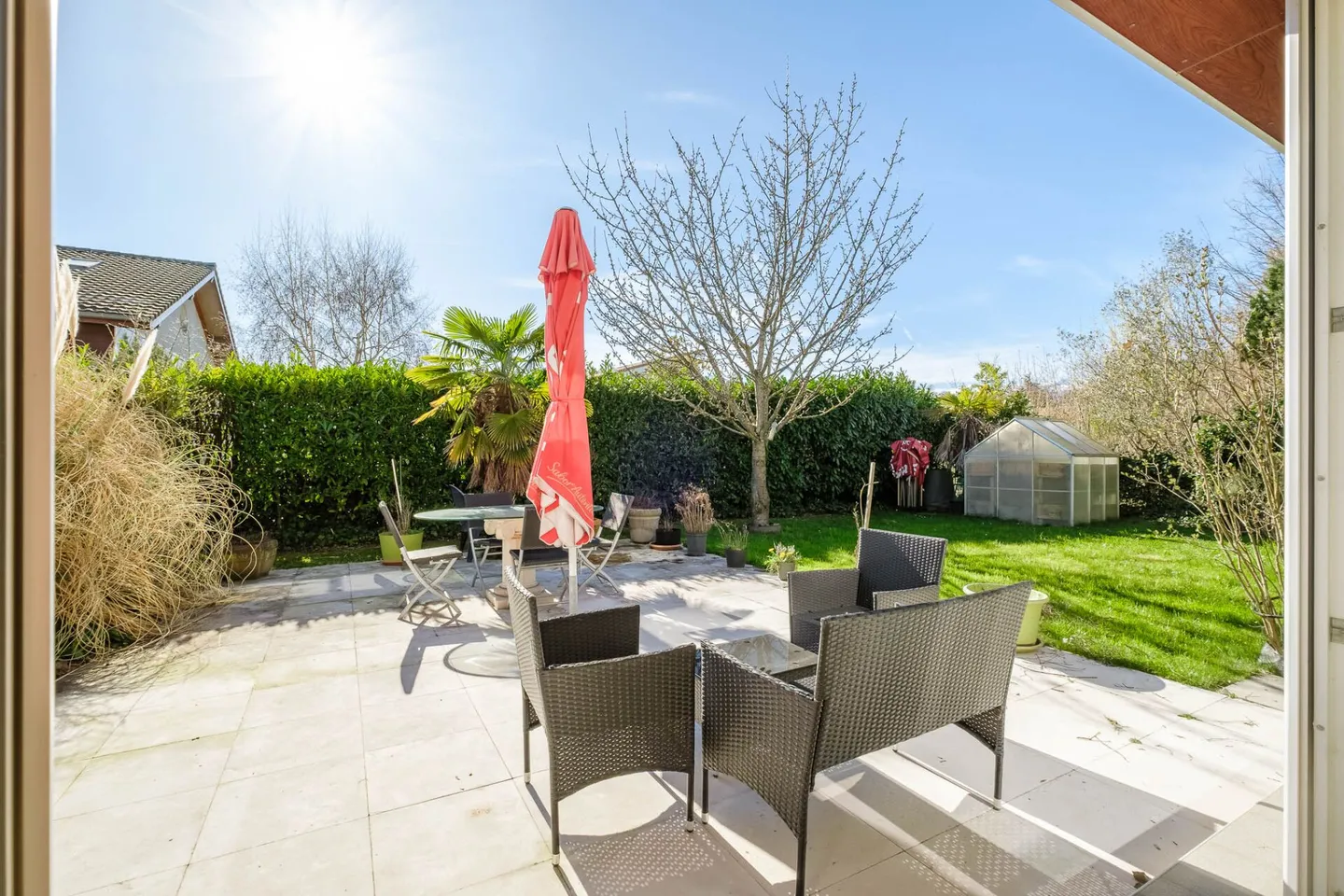 Bright corner villa - ideal for family - with magnificent garden - Photo 2 of 9