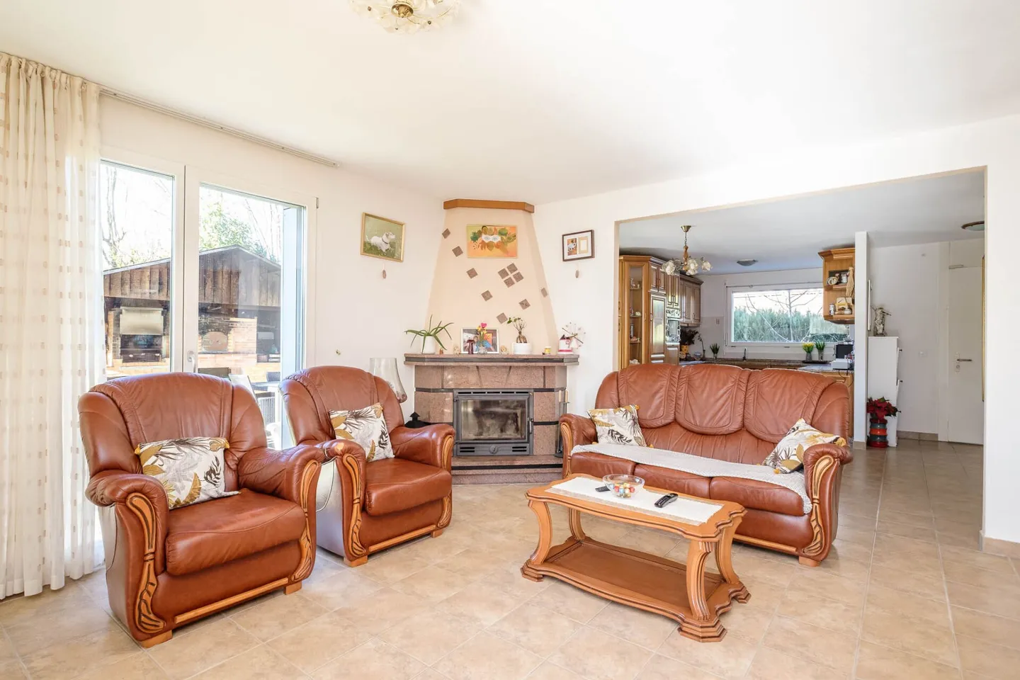 Bright corner villa - ideal for family - with magnificent garden - Photo 4 of 9