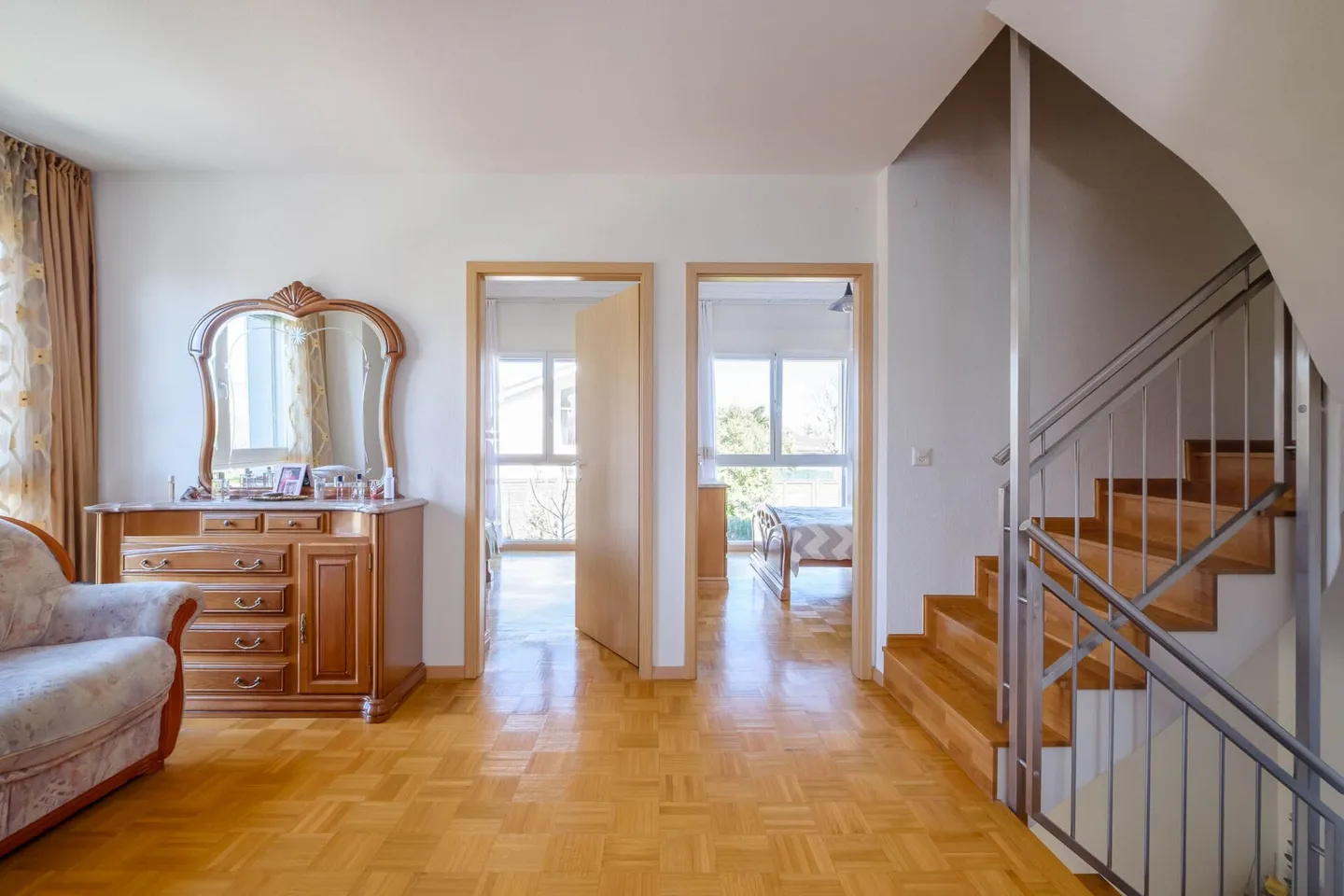 Bright corner villa - ideal for family - with magnificent garden - Photo 6 of 9