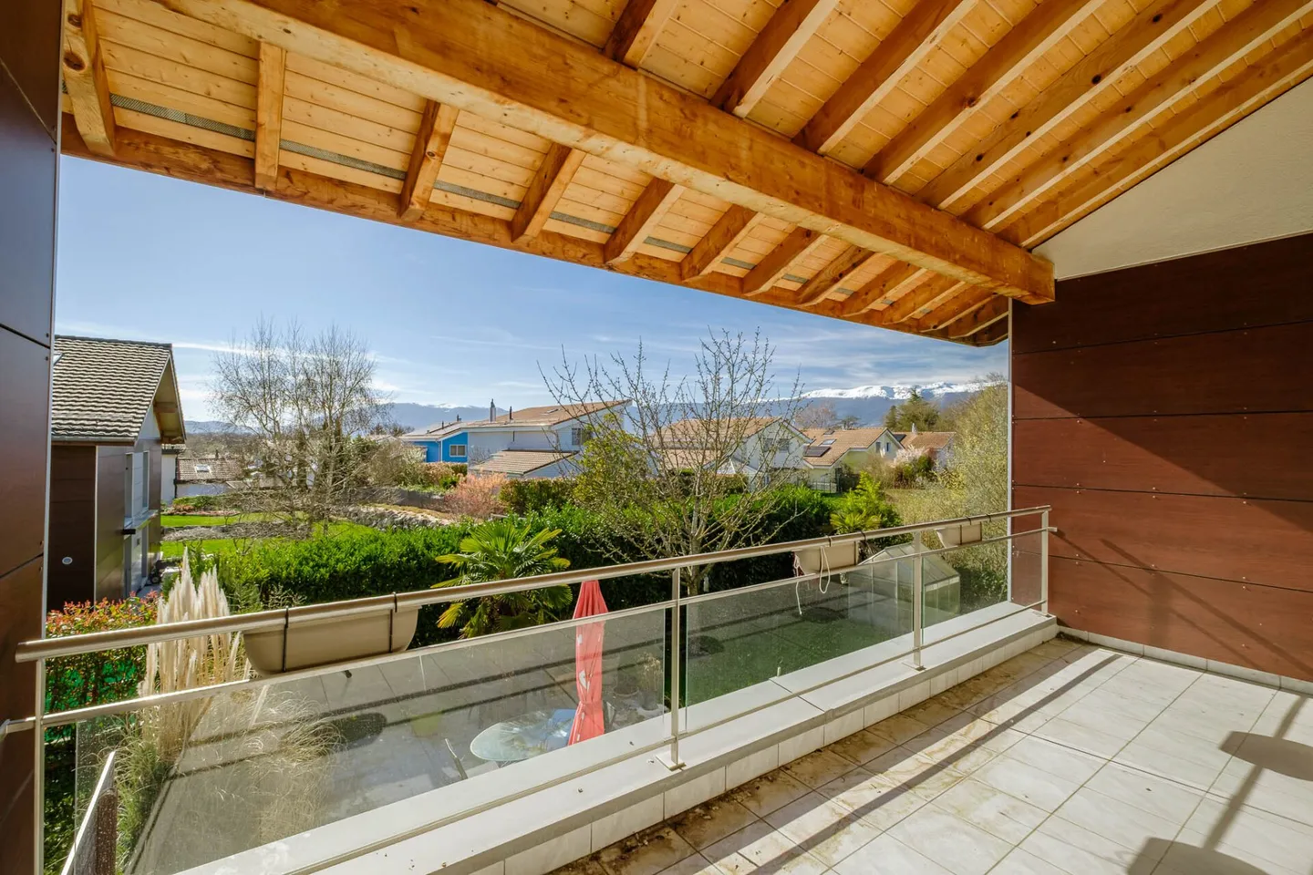 Bright corner villa - ideal for family - with magnificent garden - Photo 7 of 9