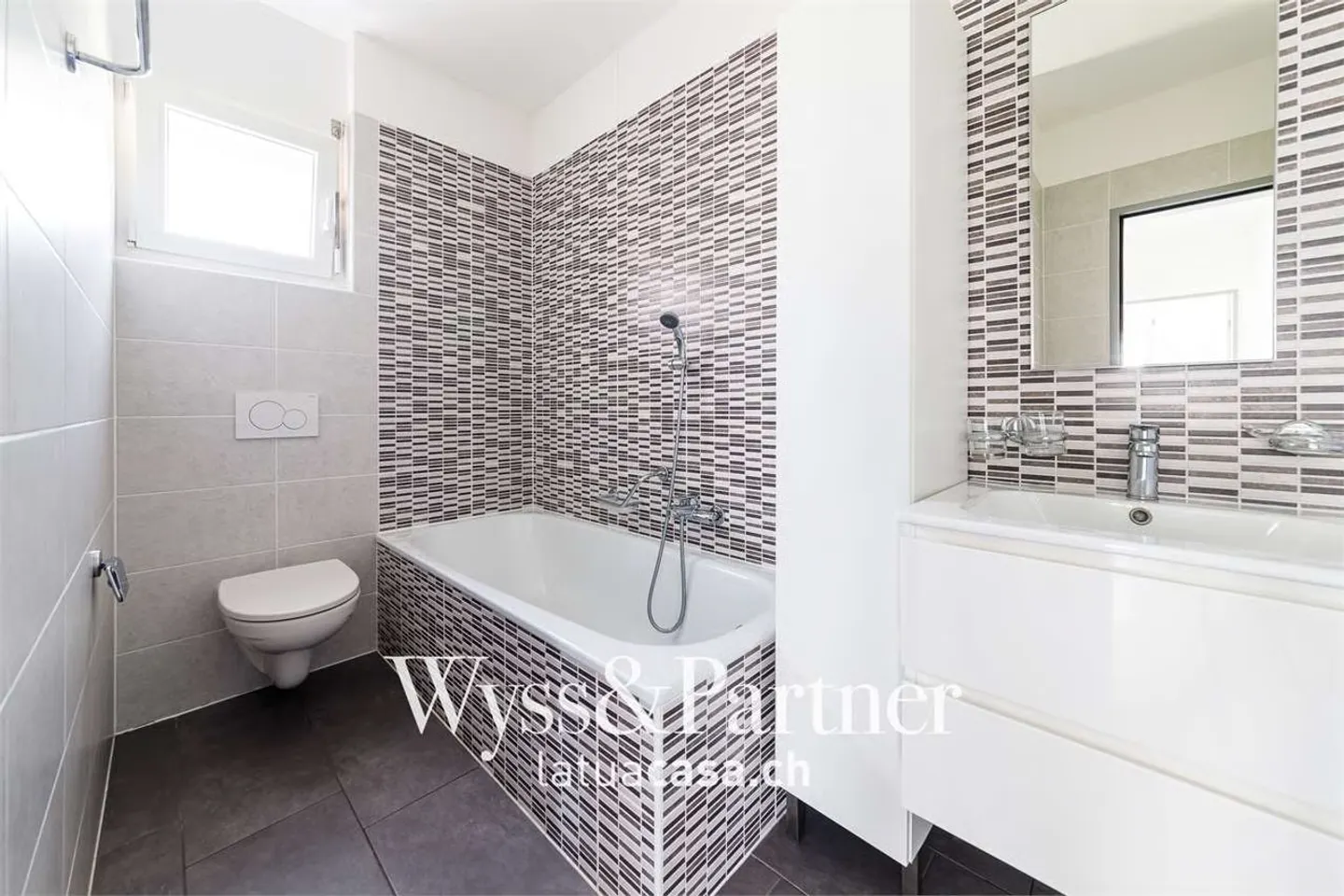 Ascona - Bright 3.5 rooms with large balcony and included parking - Photo 8 of 12