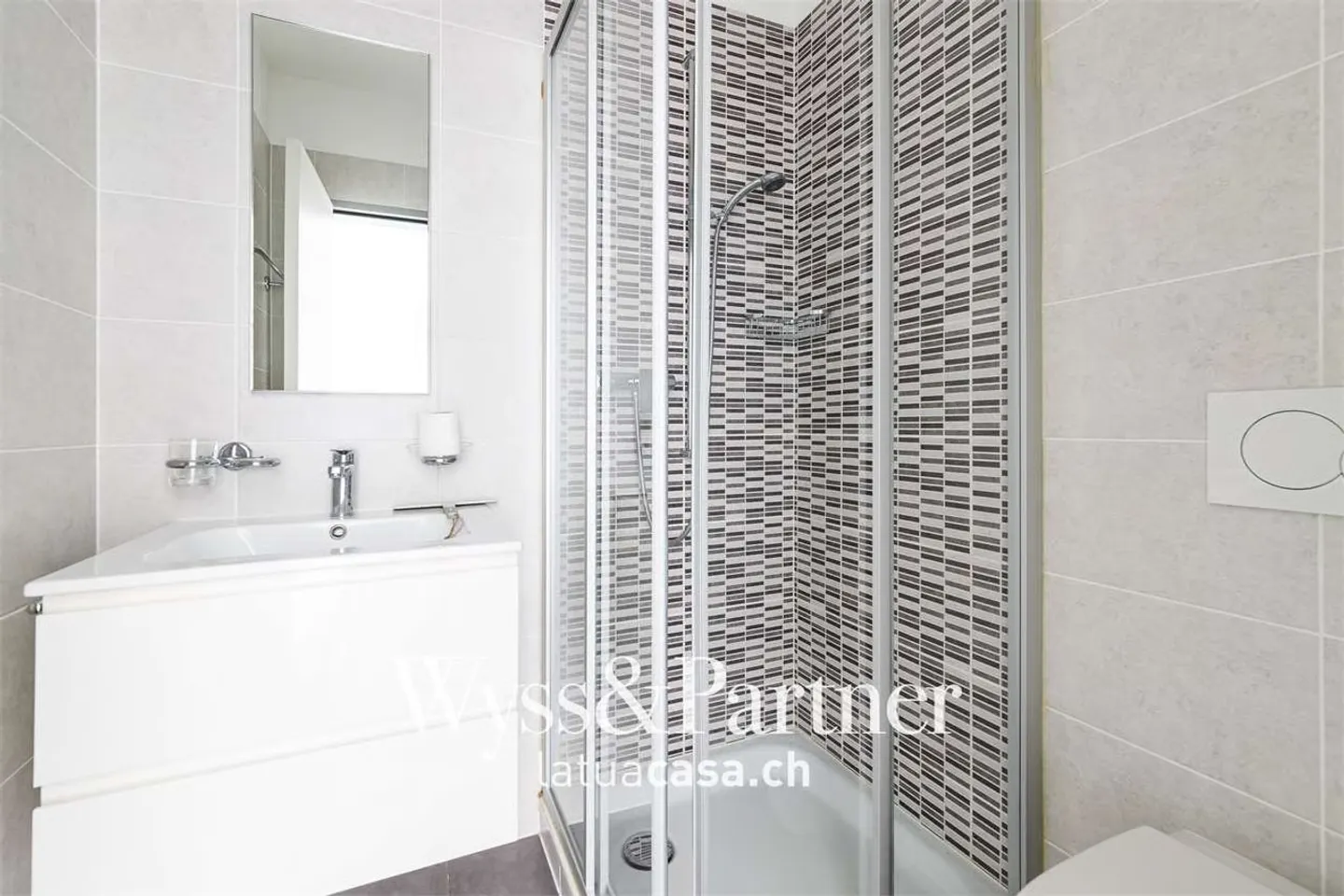 Ascona - Bright 3.5 rooms with large balcony and included parking - Photo 9 of 12