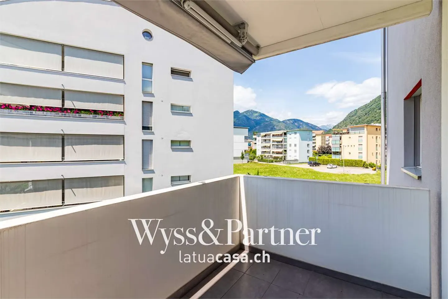 Ascona - Bright 3.5 rooms with large balcony and included parking - Photo 11 of 12