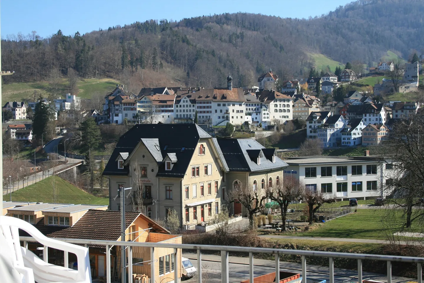 Charming, generously renovated apartment with large balcony - Photo 7 of 12