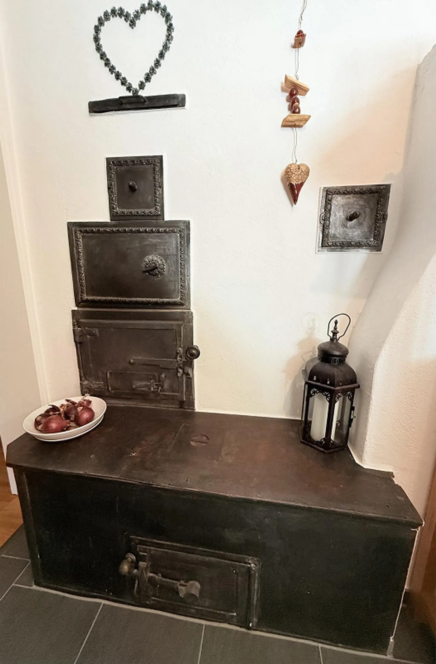 Charming, generously renovated apartment with large balcony - Photo 4 of 12