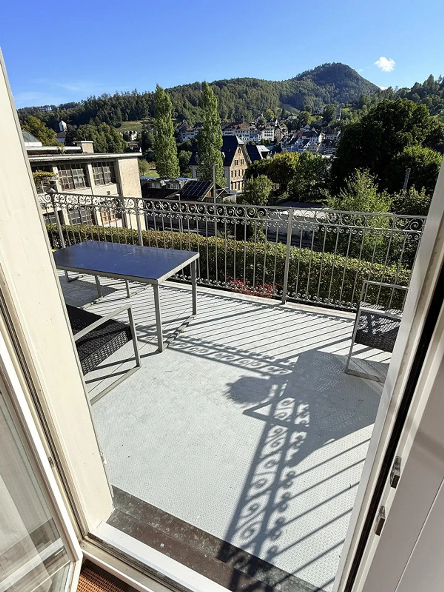 Charming, generously renovated apartment with large balcony - Photo 9 of 12