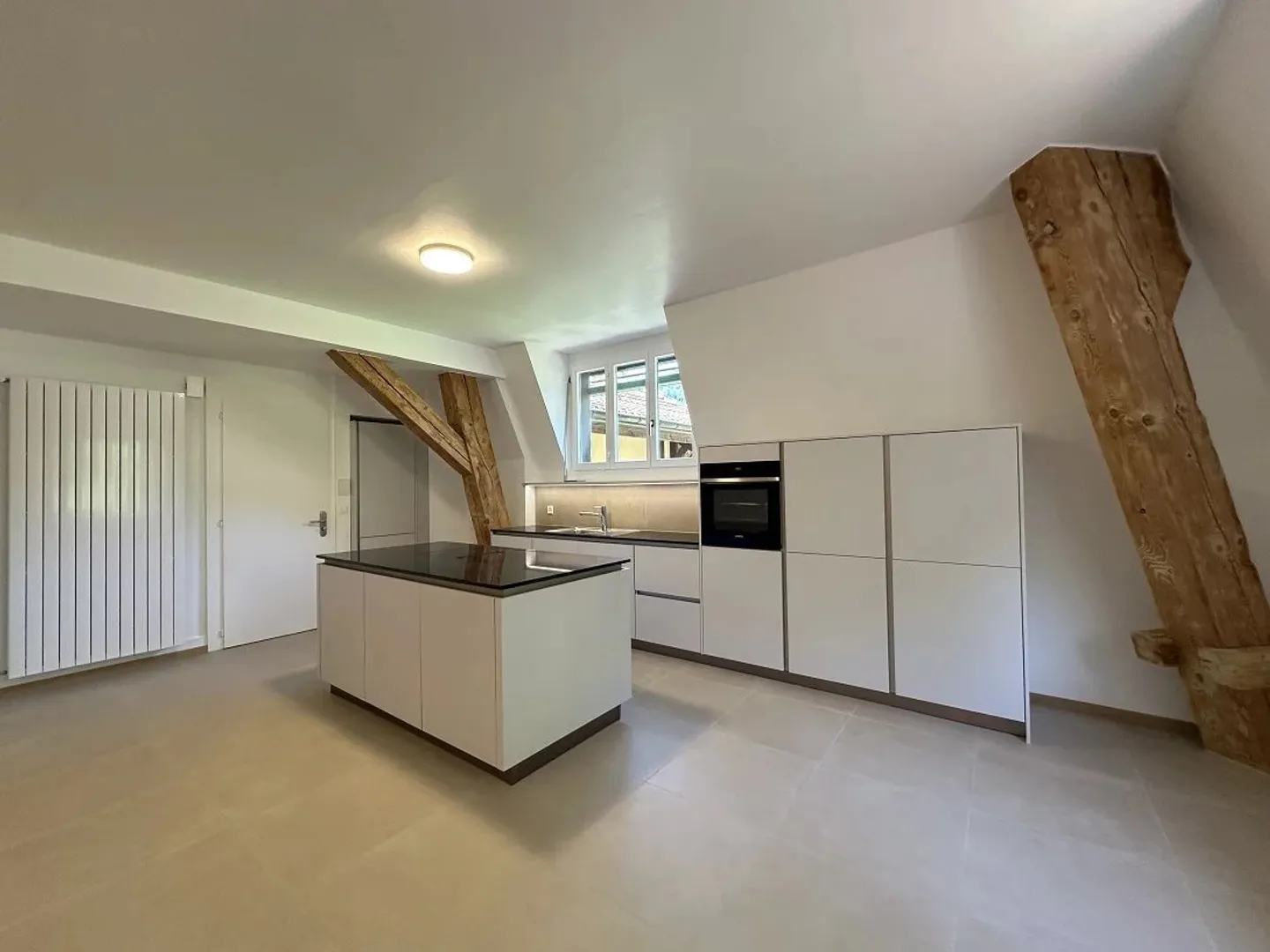 Appartement trois pièces sous le toit - Photo 3 sur 8
