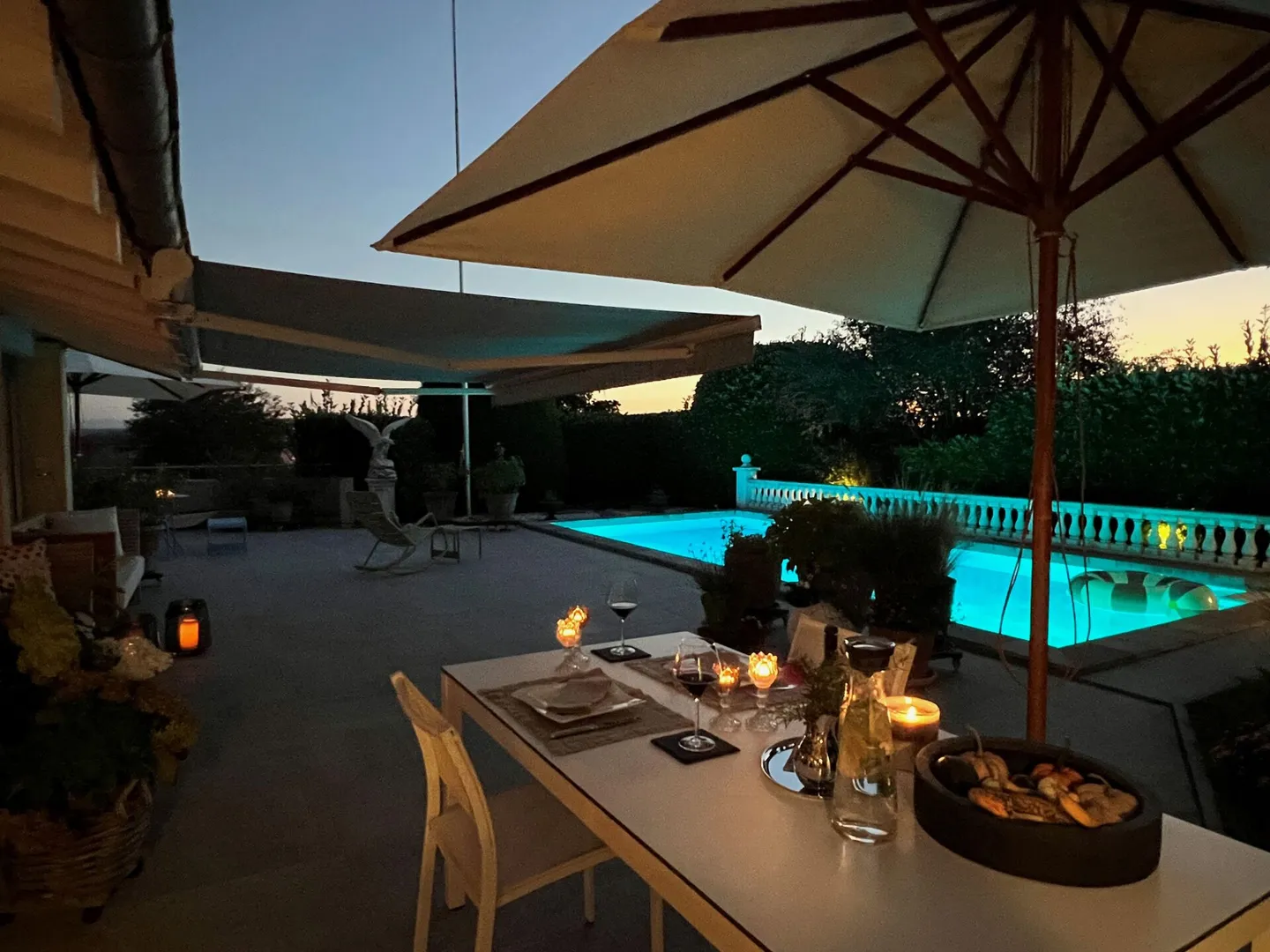 Una straordinaria casa unifamiliare con fascino mediterraneo e oasi piscina - Foto 3 di 32