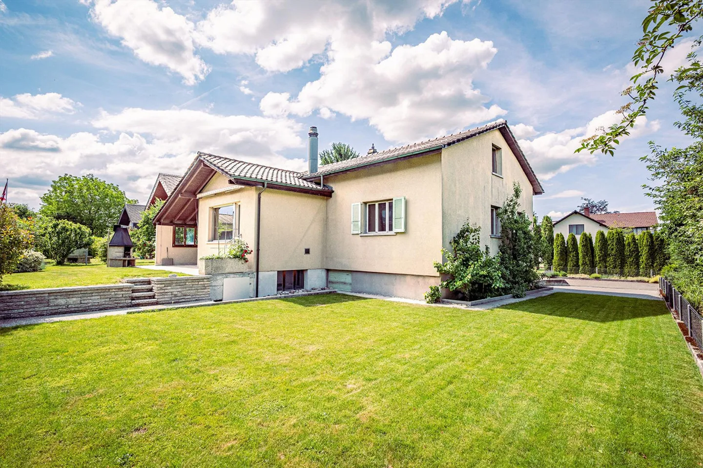 5.5-Room Detached House in Uetendorf with Large Garden & Expansion Potential - Photo 1 of 13